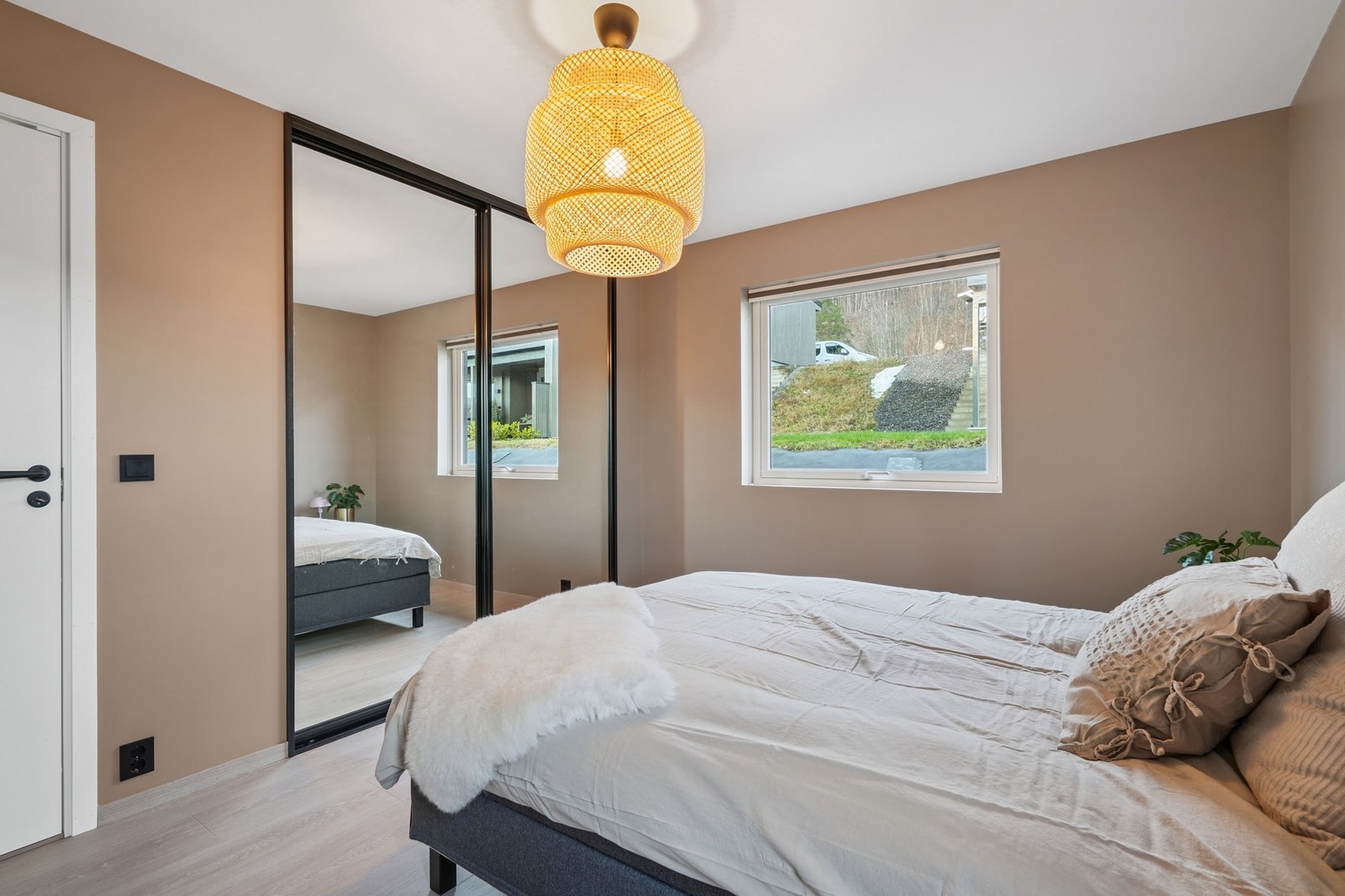 Videre er det utstyrt med skyvedørsgarderobe med speilfronter og praktisk innredning. Galleribilde