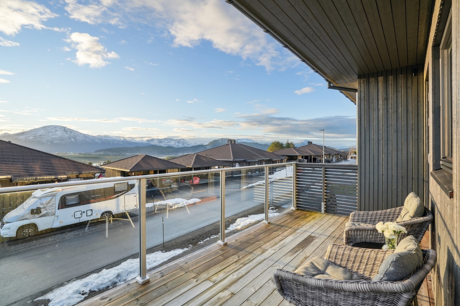 Verandaen er delvis overbygd og kan fint benyttes året rundt. Galleribilde