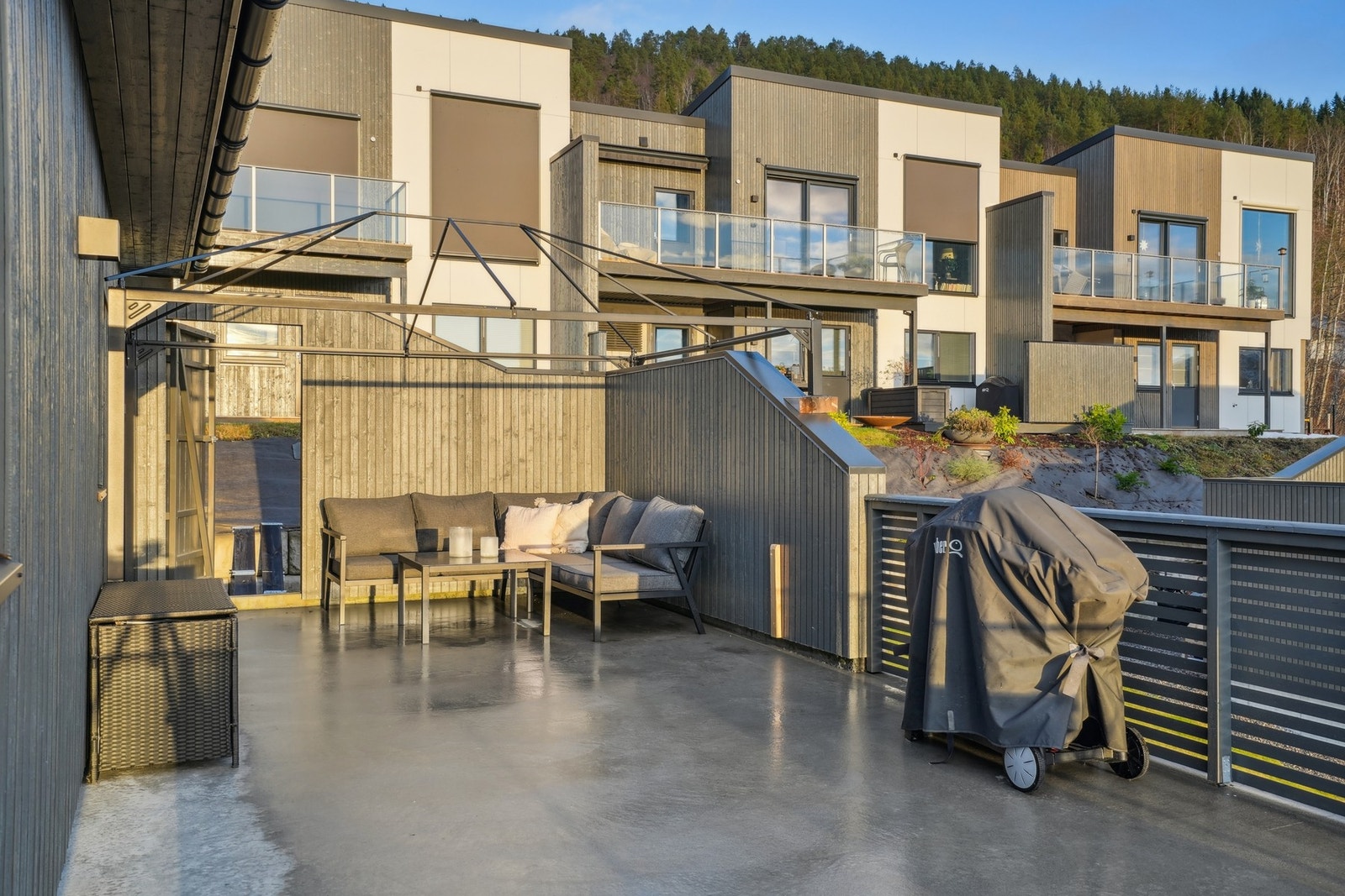 Uteområdet er av god størrelse på hele 51 kvm og har god plass til utemøblene og grillen - det oppleves som privat og usjenert med levegg mot øst. Galleribilde