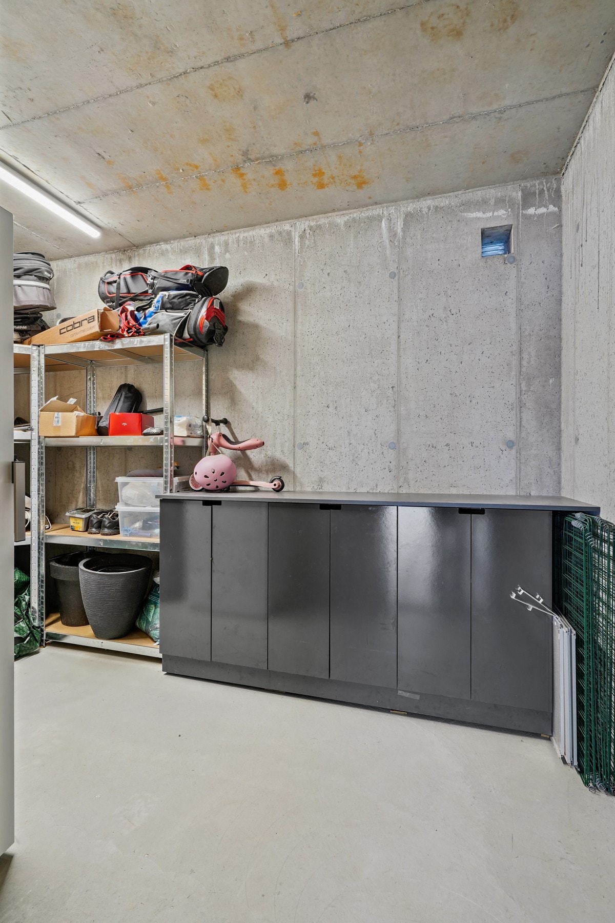 I bakkant av carporten er det en praktisk sportsbod på hele 8 kvm - her er det både innredning og godt med hylleplass. Galleribilde