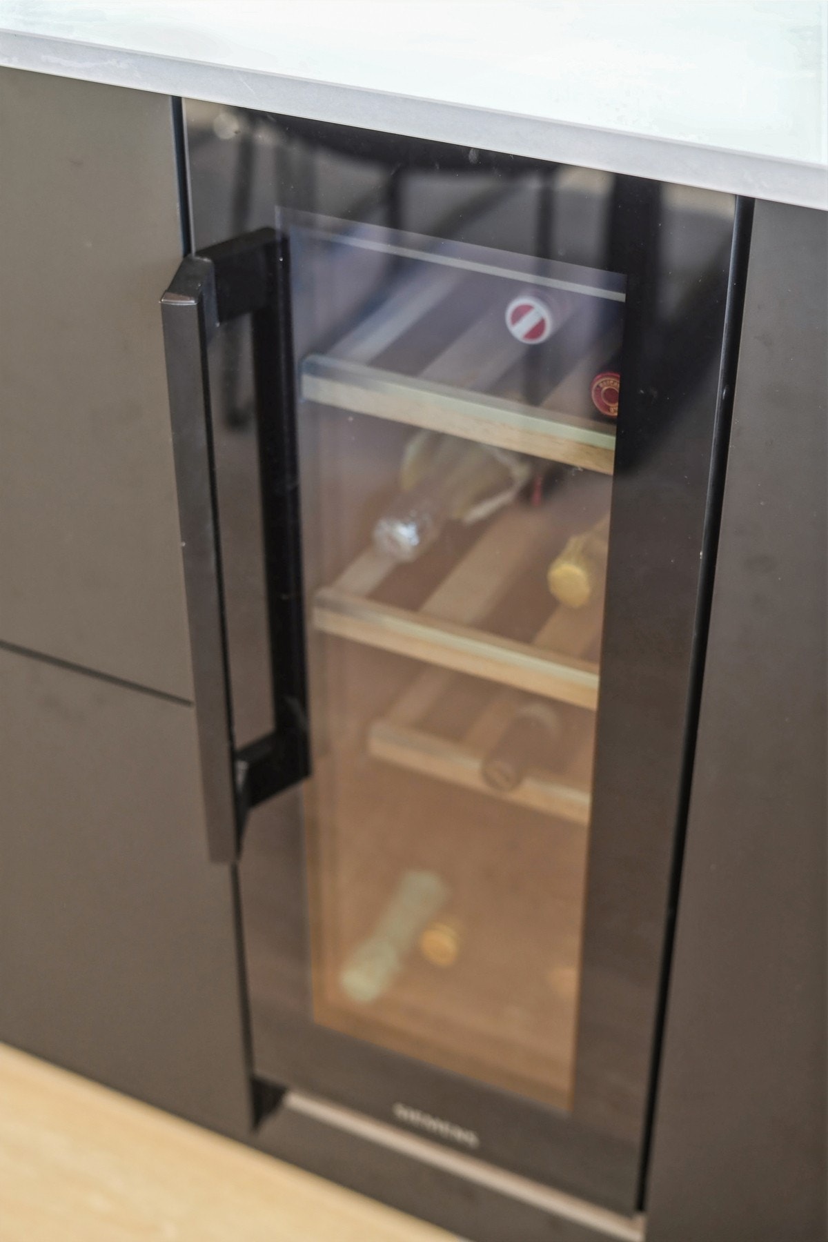 Legg merke til vinskapet som er integrert i kjøkkeninnredningen. Galleribilde