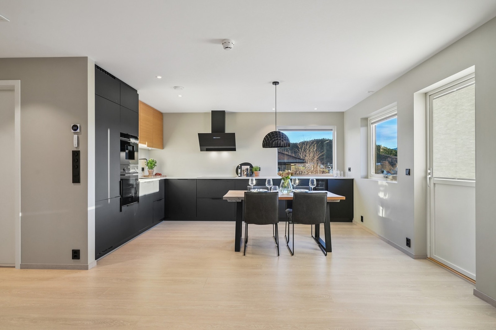 Gjennomgående for boligen er lekre overflater med listefrie overganger og slette vegger i ført moderne fargetoner. Det er spotter i himling. Galleribilde