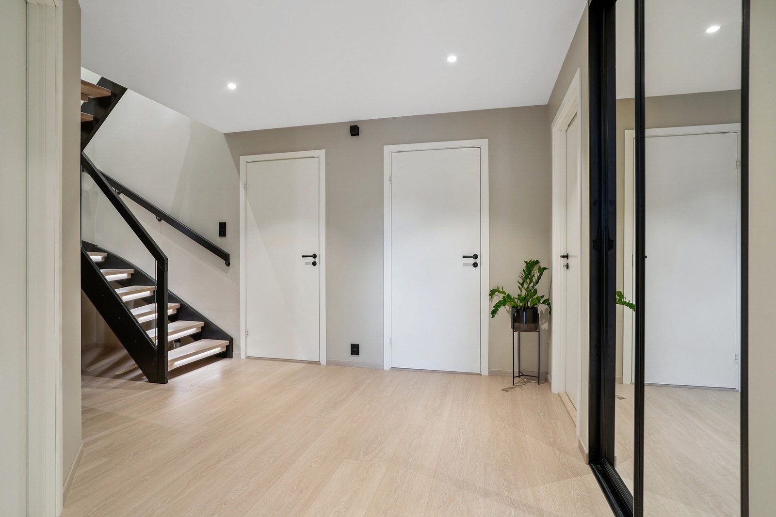 Gjennomgående for boligen er et flott enstavs laminatgulv. Galleribilde