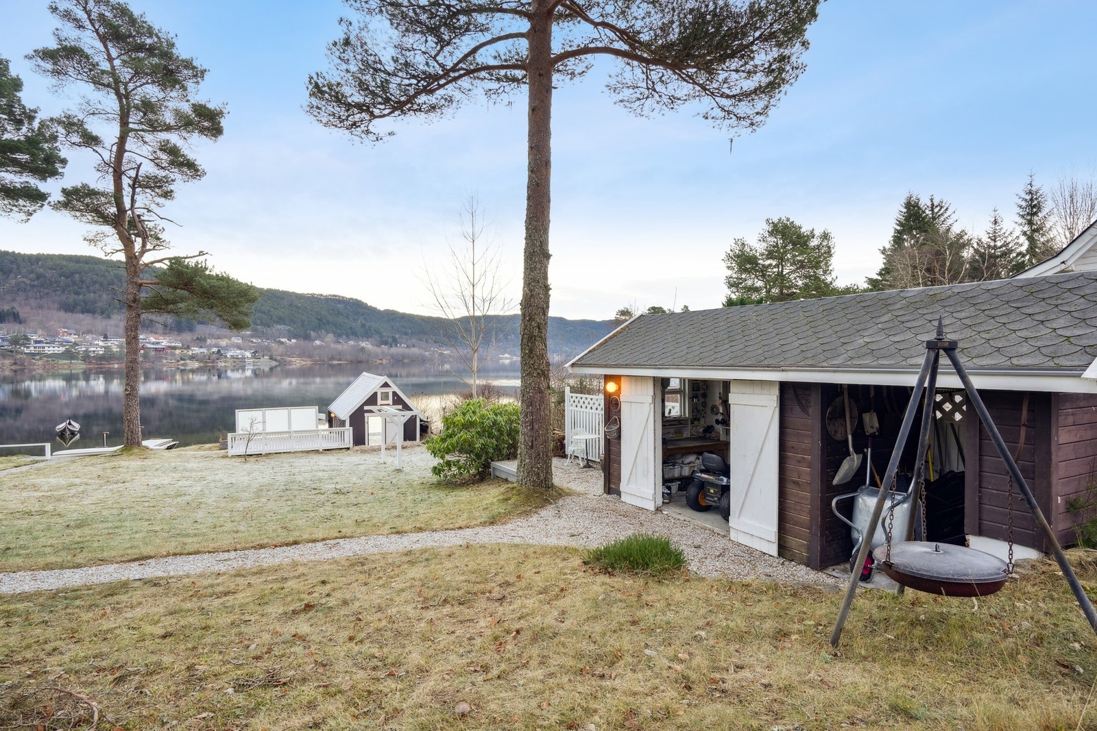 På tomten er det en bod på 11 kvm med innlagt strøm. Galleribilde