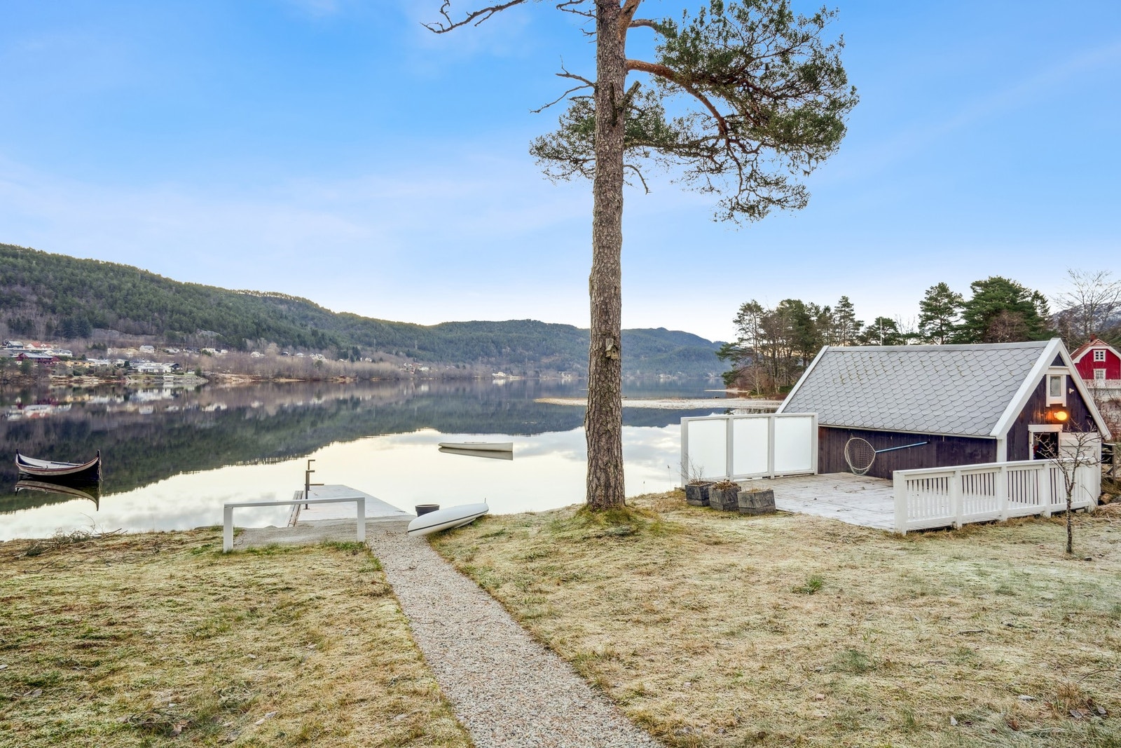 Vi beveger oss videre ned til moloen og naustet. Galleribilde