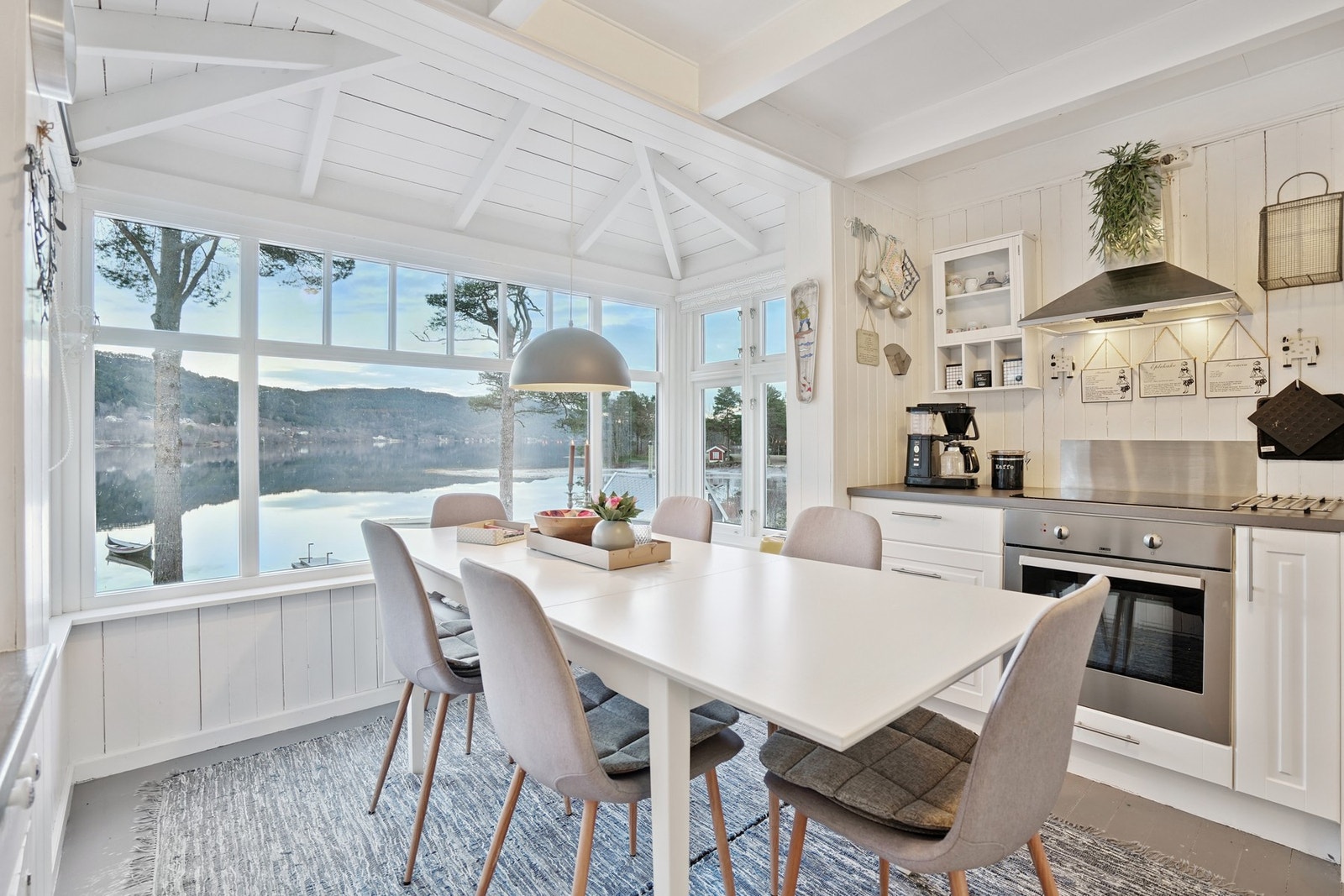 Her nytes både hverdagsmiddager og lange frokoster - med naturen rett utenfor vinduet. Galleribilde
