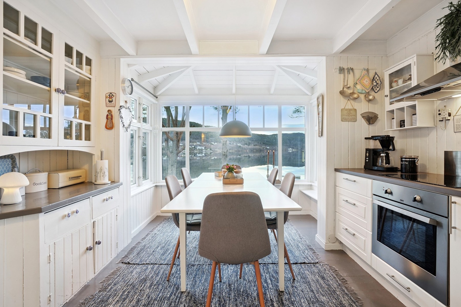 - integrert stekeovn og induksjonstopp som medfølger i handelen. Galleribilde