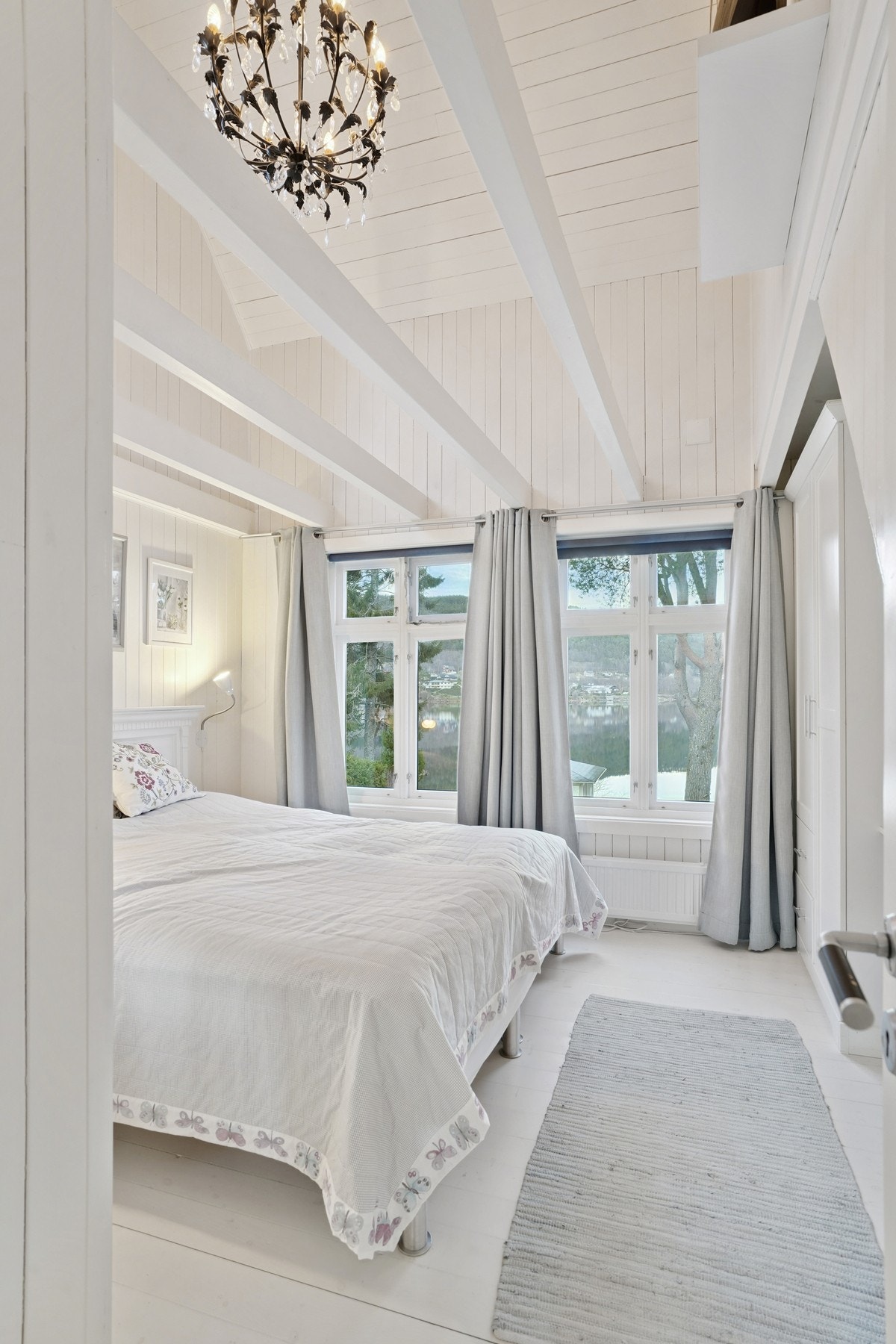 Det er et soverom i hovedetasjen av romslig størrelse med luftig takhøyde. Galleribilde