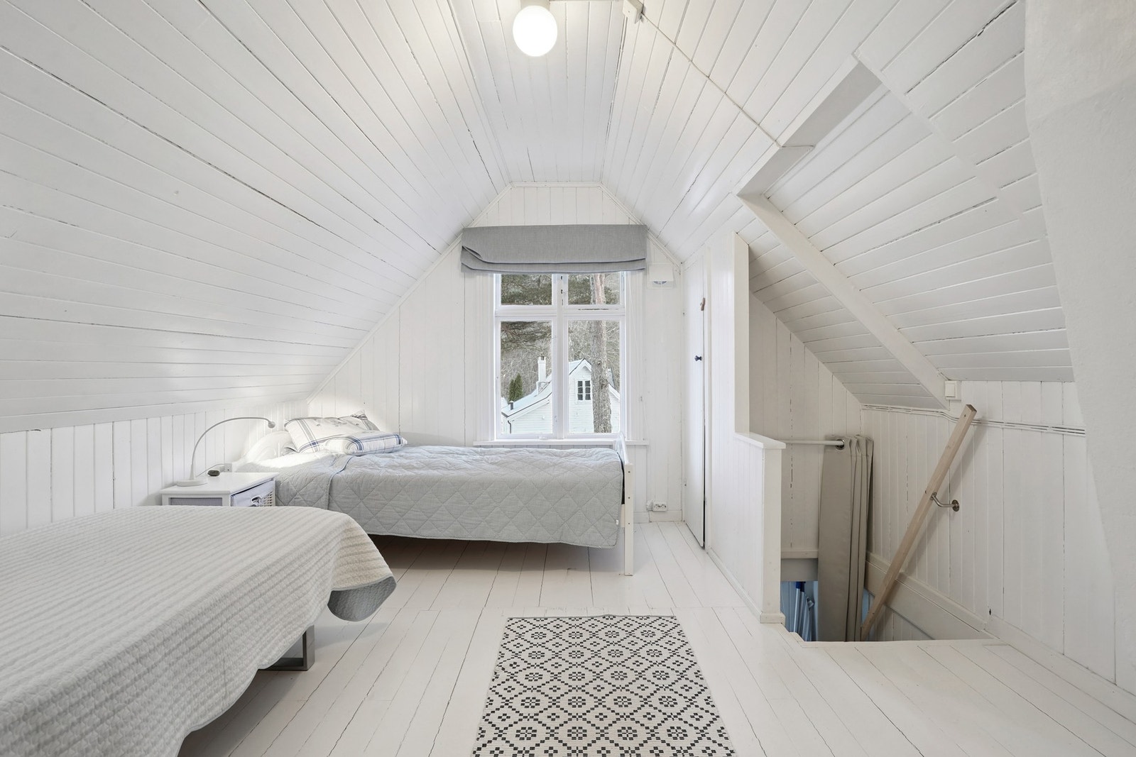 Vi tar turen opp til loftsetasjen, hvor vi finner blant annet to soverom. Galleribilde