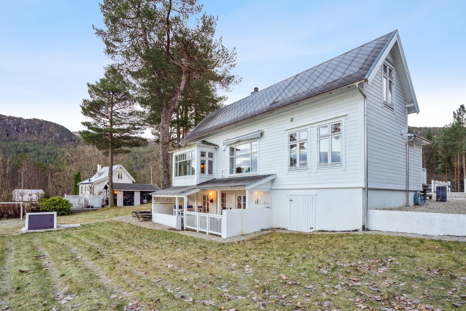 Tomten er på hele 2036 kvm, og gir deg gode boltringsmuligheter for både liten og stor. Galleribilde