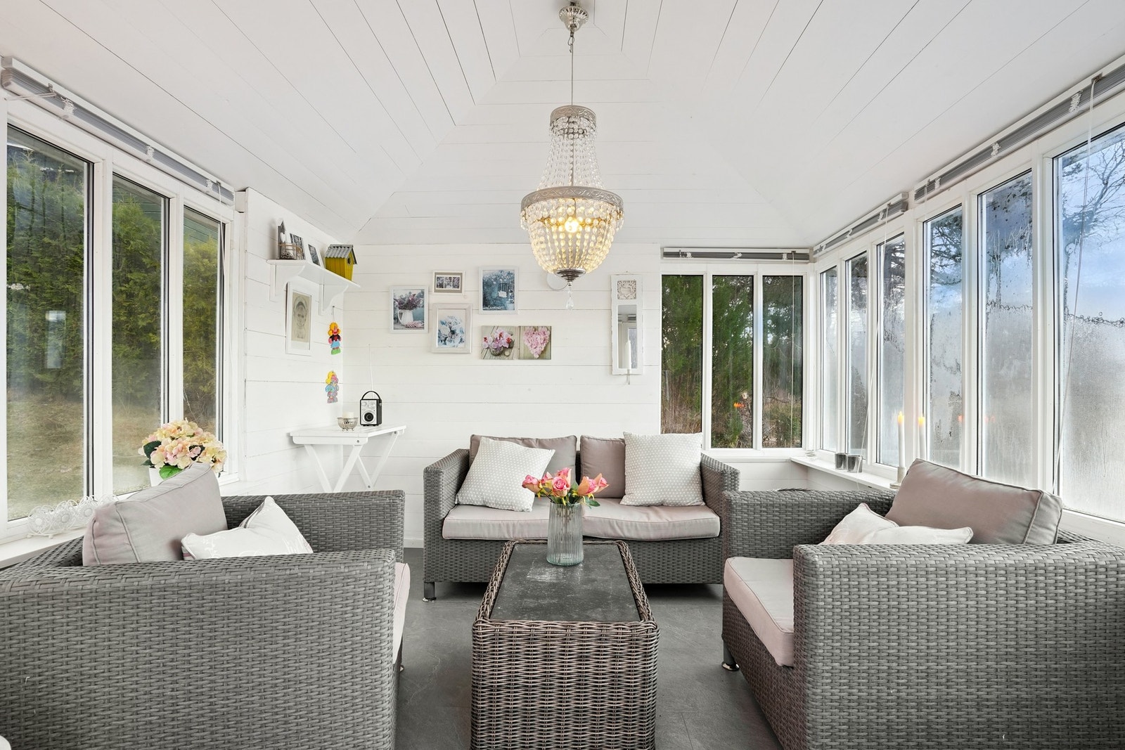 Det er laminatflis på gulv og malte panelte vegger/himlinger. Galleribilde