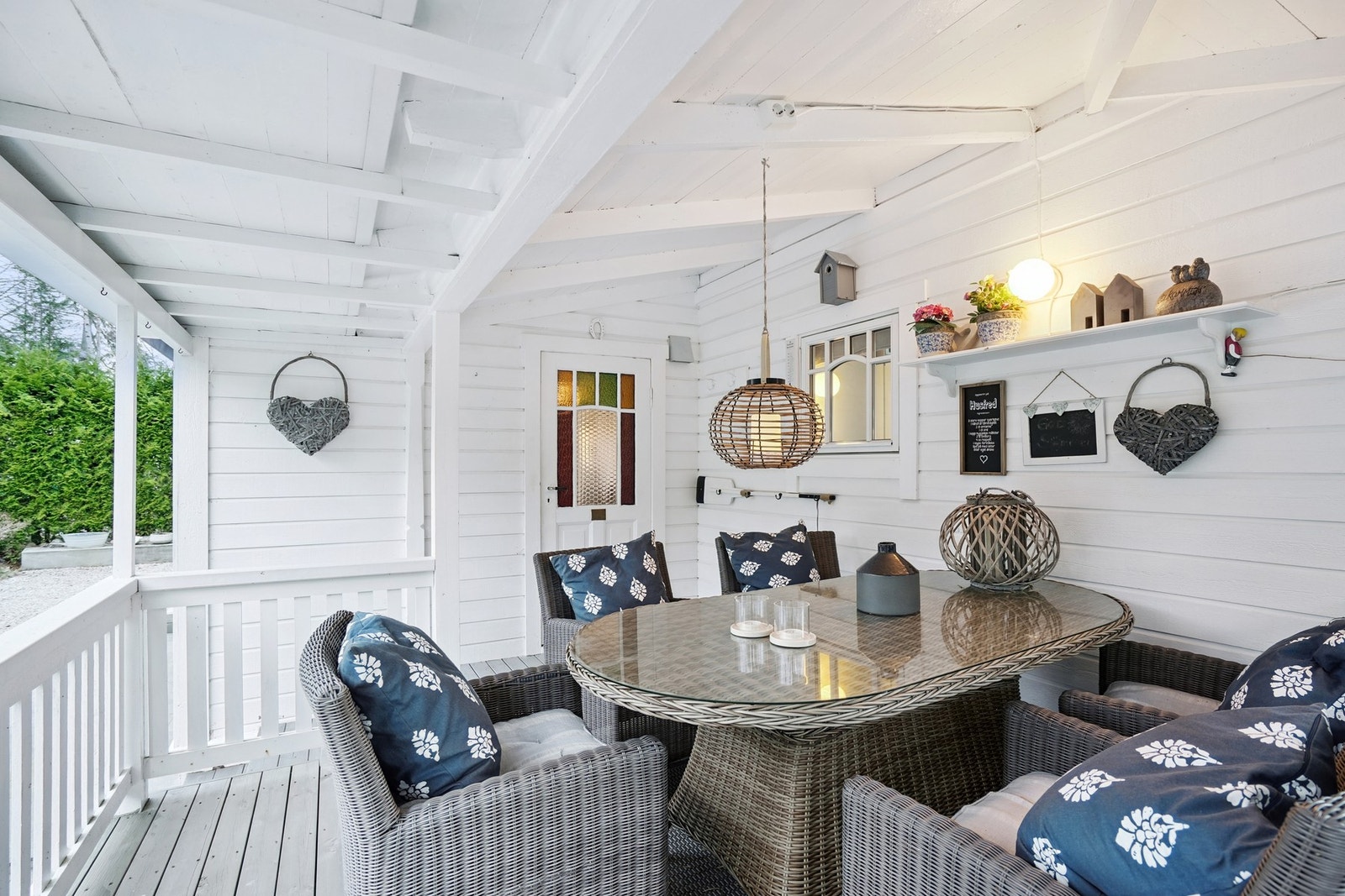 Terrasse mot sydøst på ca. 16 kvm med overbygg. Galleribilde