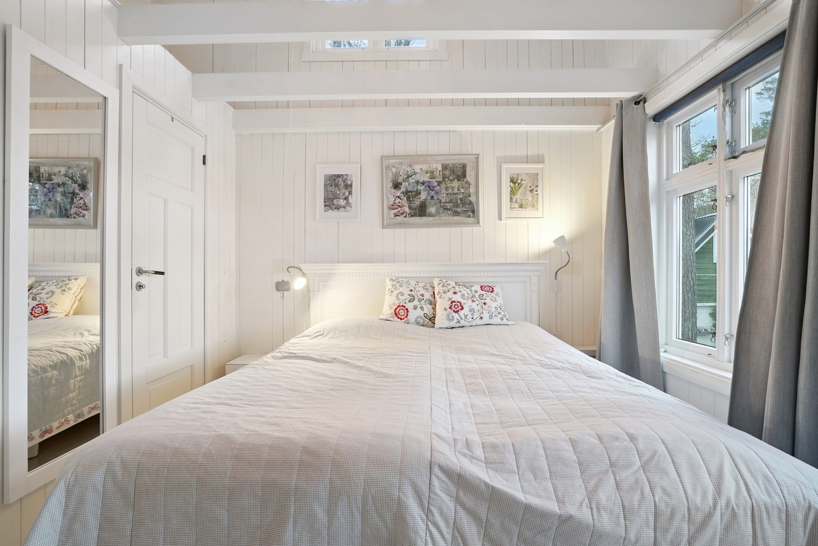 Soverommet er innredet med dobbeltseng og nattbord på hver side av sengen. Galleribilde