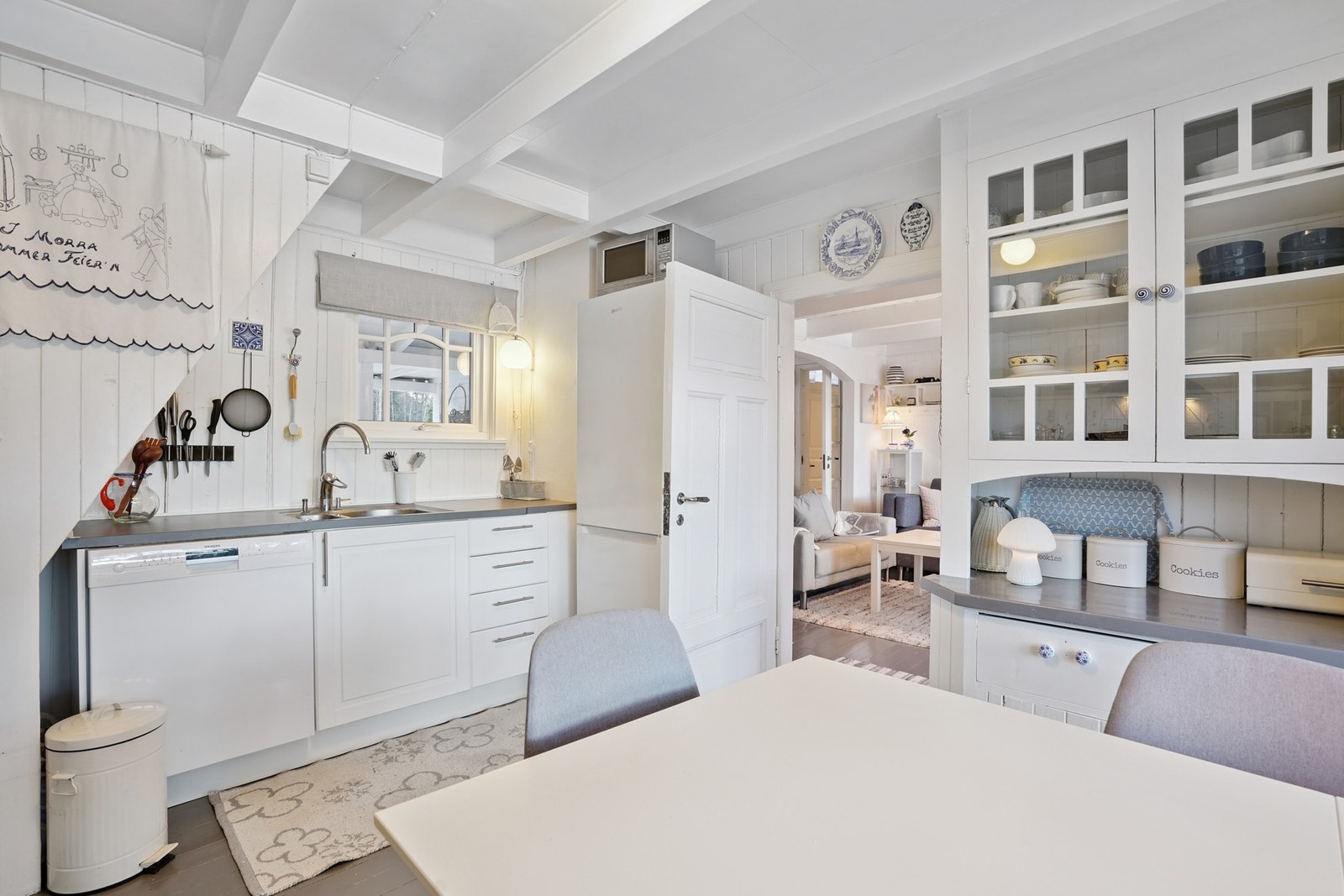 Kjøkkenet har innredning med hvite profilerte fronter og laminat benkeplate fra 2008/09, men det noen få originale malte skap fra byggeår. Galleribilde