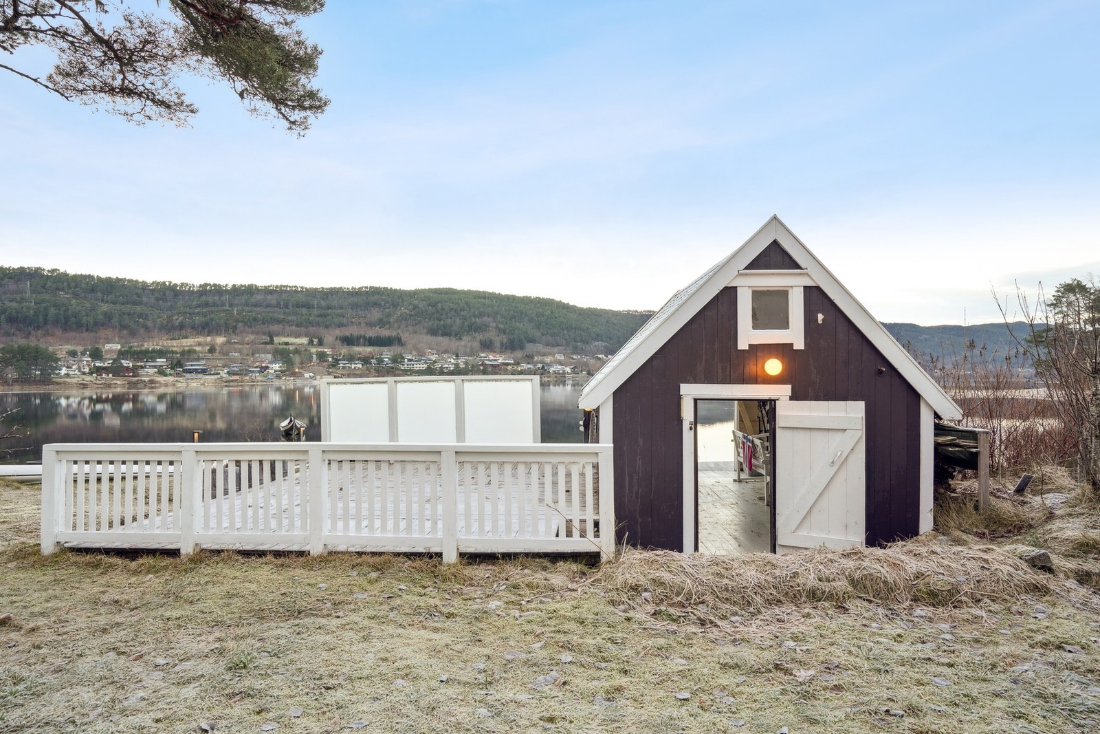 Eldre naust på ca. 15 kvm med innlagt strøm og treterrasse. I 2025 ble det bygd ny nordvegg og porter. Galleribilde