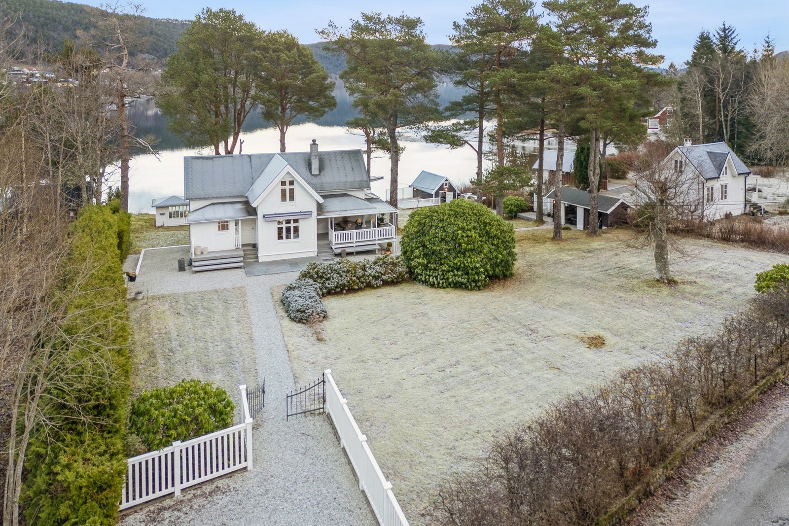 Skjermet og usjenert, men likevel sentralt med knappe 5 minutter kjøring til Moa senterområde. Galleribilde