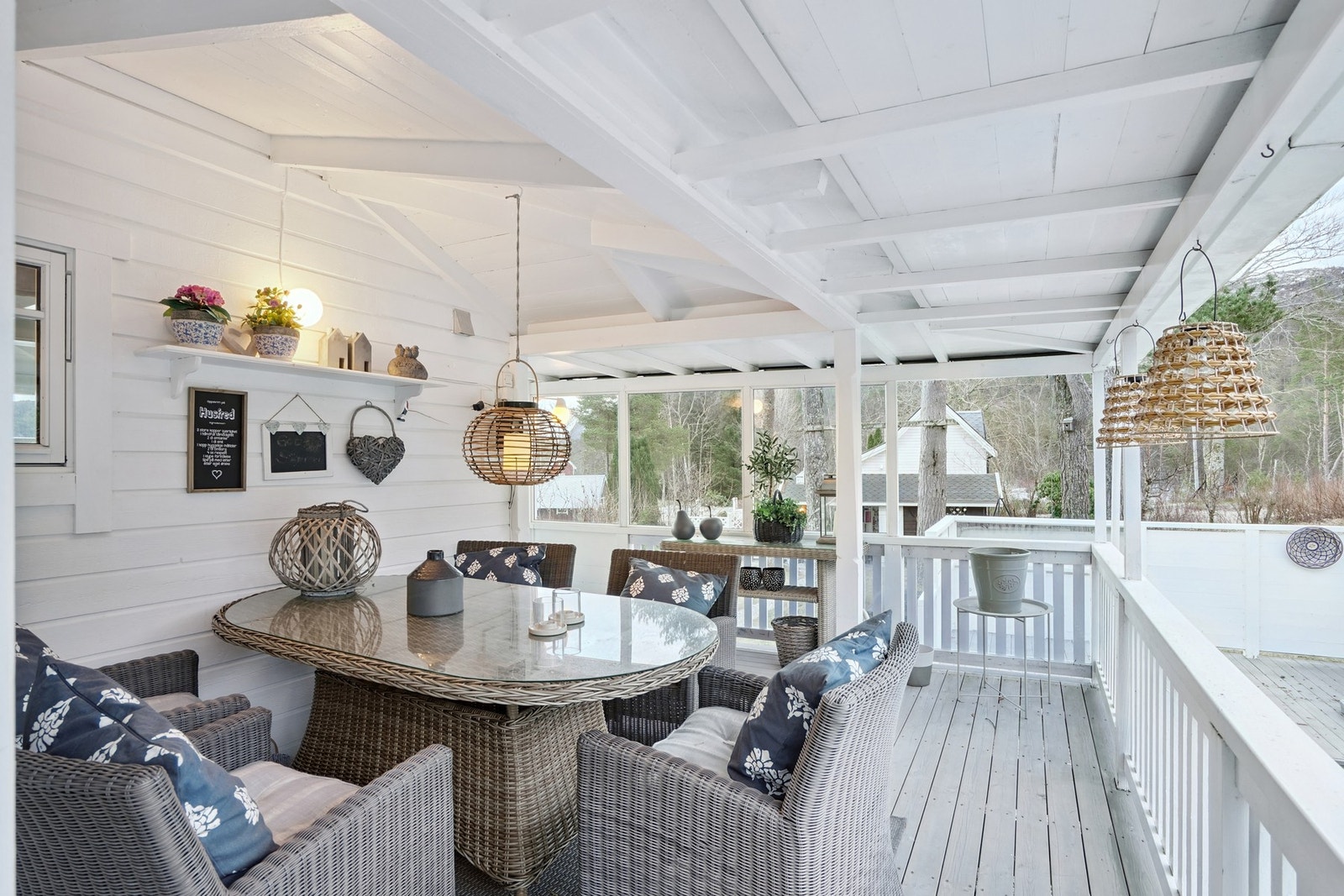 Det er god plass til større sittegruppe på terrassen, et perfekt sted å samle familie og venner til sene kvelder. Galleribilde