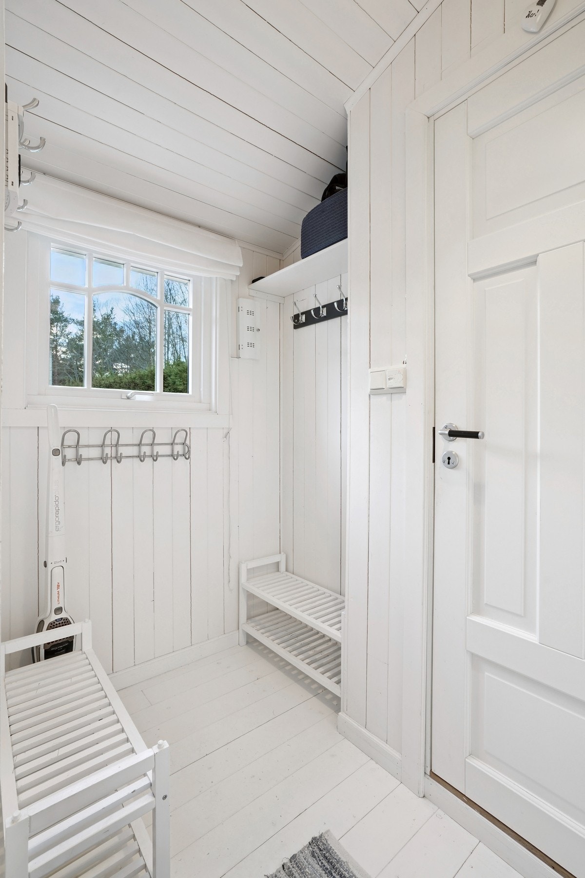 I entréen er det rikelig med plass til å henge fra seg yttertøy og sko. Velkommen inn! Galleribilde