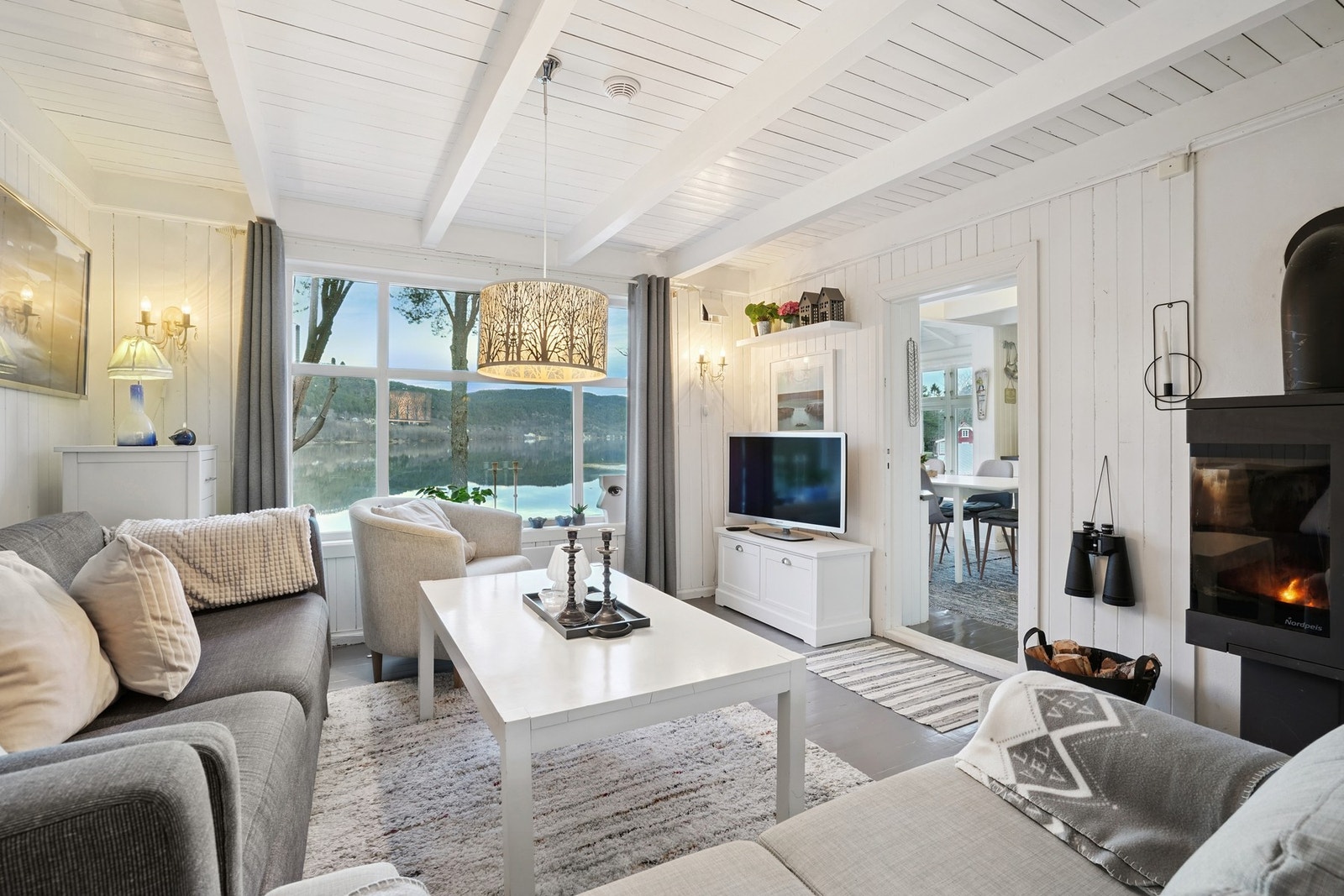 Det er malte trebod på gulv og malt panel på vegger/himlinger. Synlige trebjelker gir et særegent preg til hytten. Galleribilde