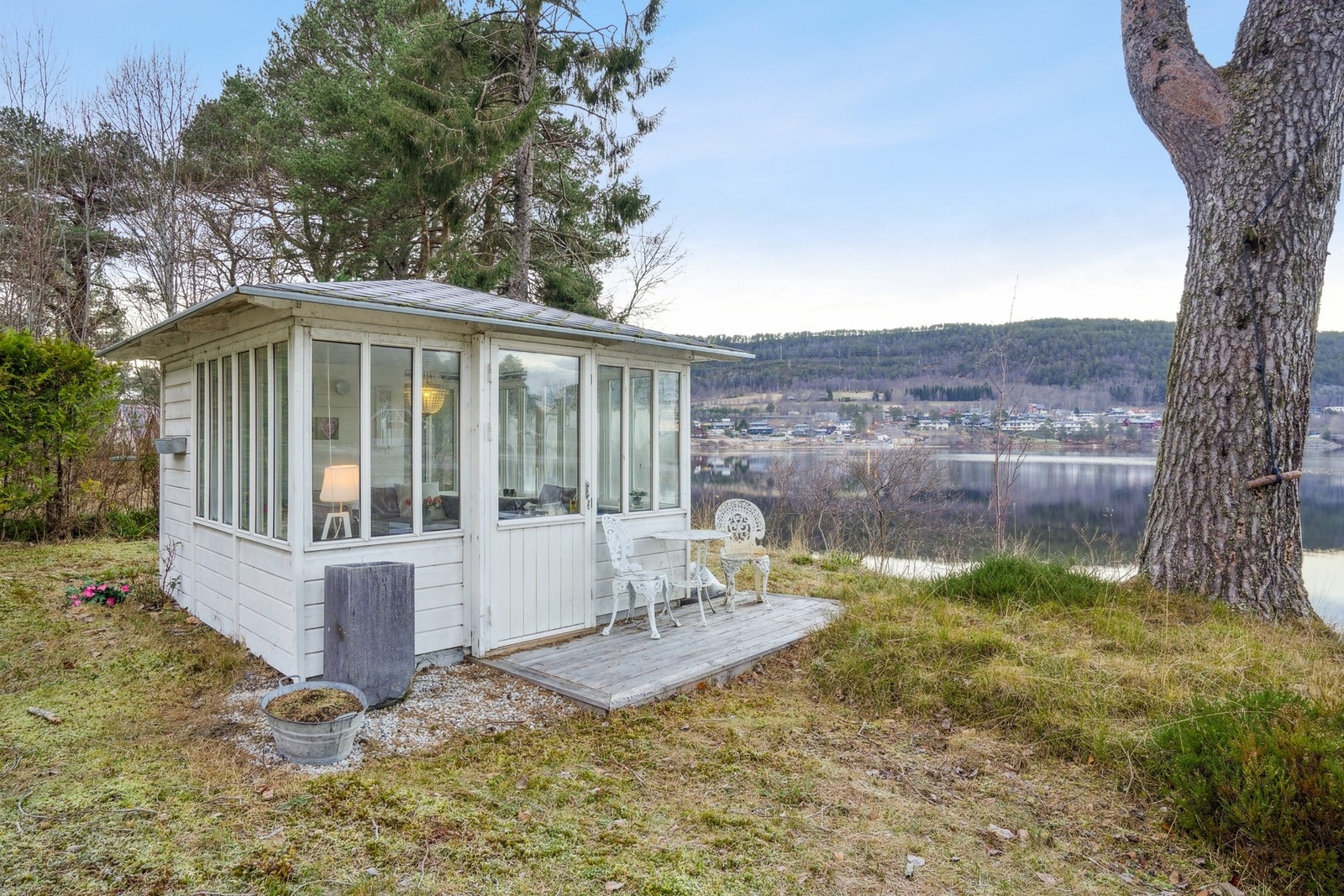 Isolert lysthus med fra ca. 2009 - perfekt som en stille tilflukt året rundt. Galleribilde