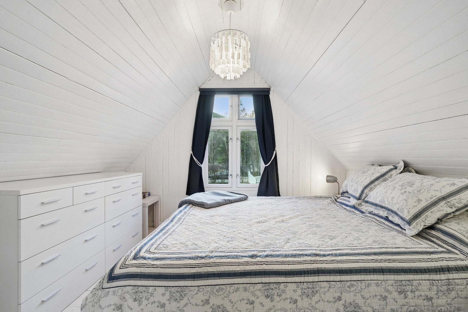 Soverom nr. 3 er av god størrelse, og har plass til dobbeltseng, nattbord og kommode. Galleribilde