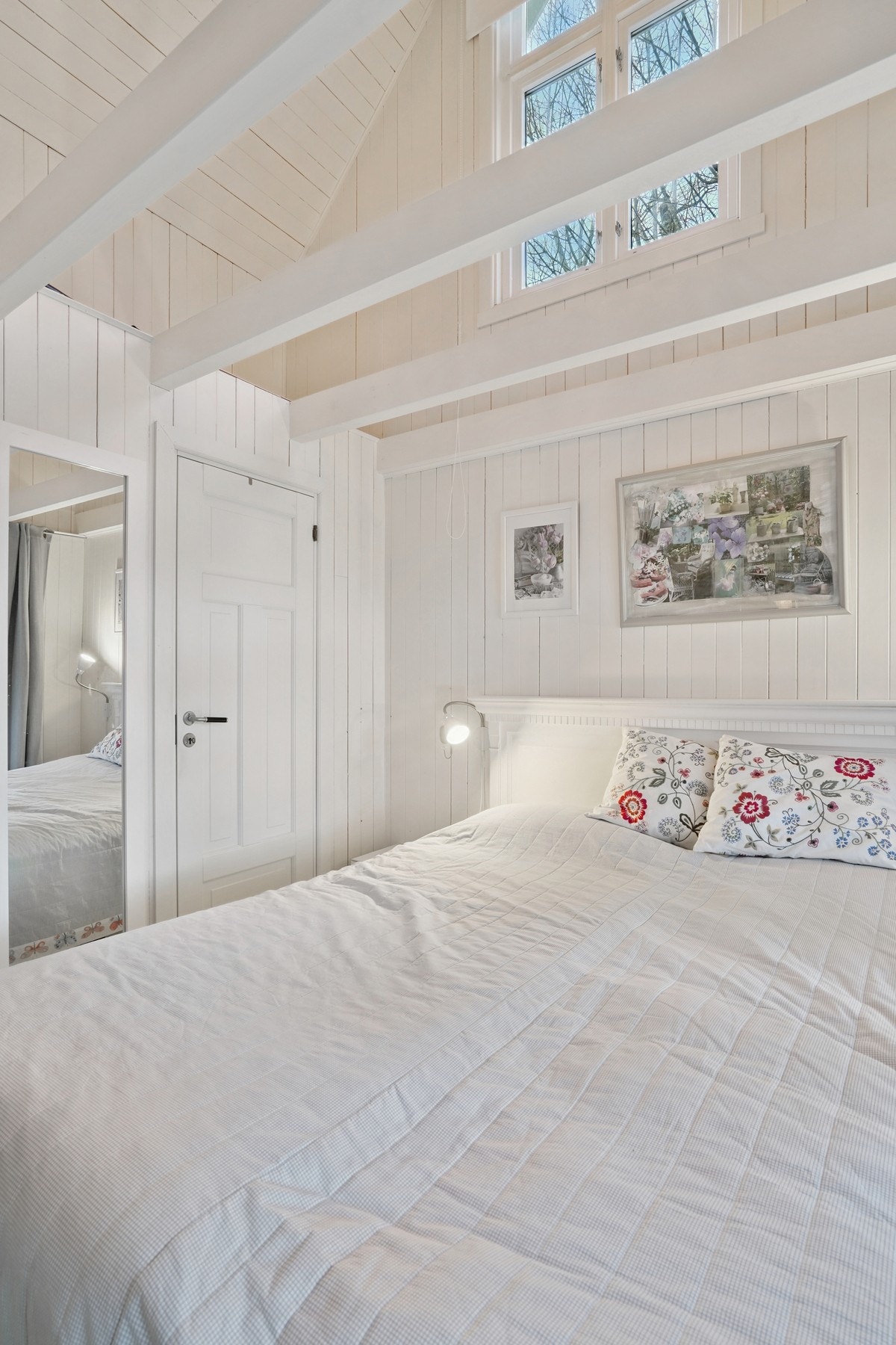 Det er direkte tilkomst til badet fra rommet. Galleribilde