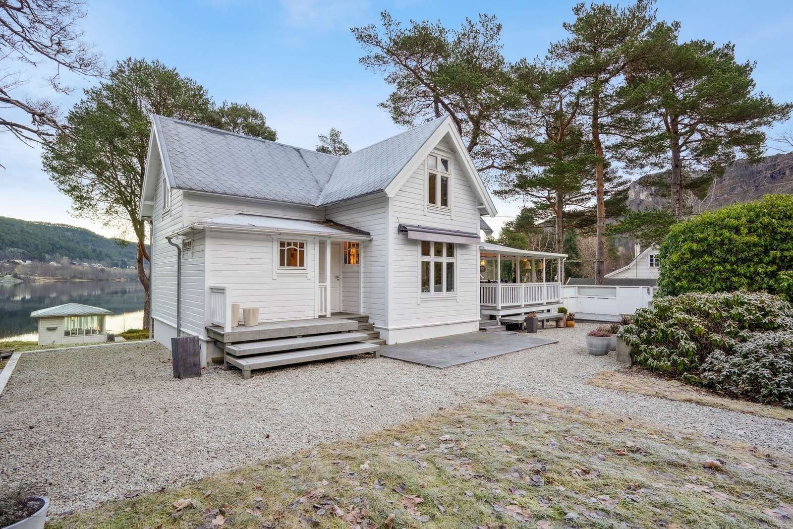 Pent opparbeidet tomt med grøntareal, singletareal og solrike uteplasser. Galleribilde