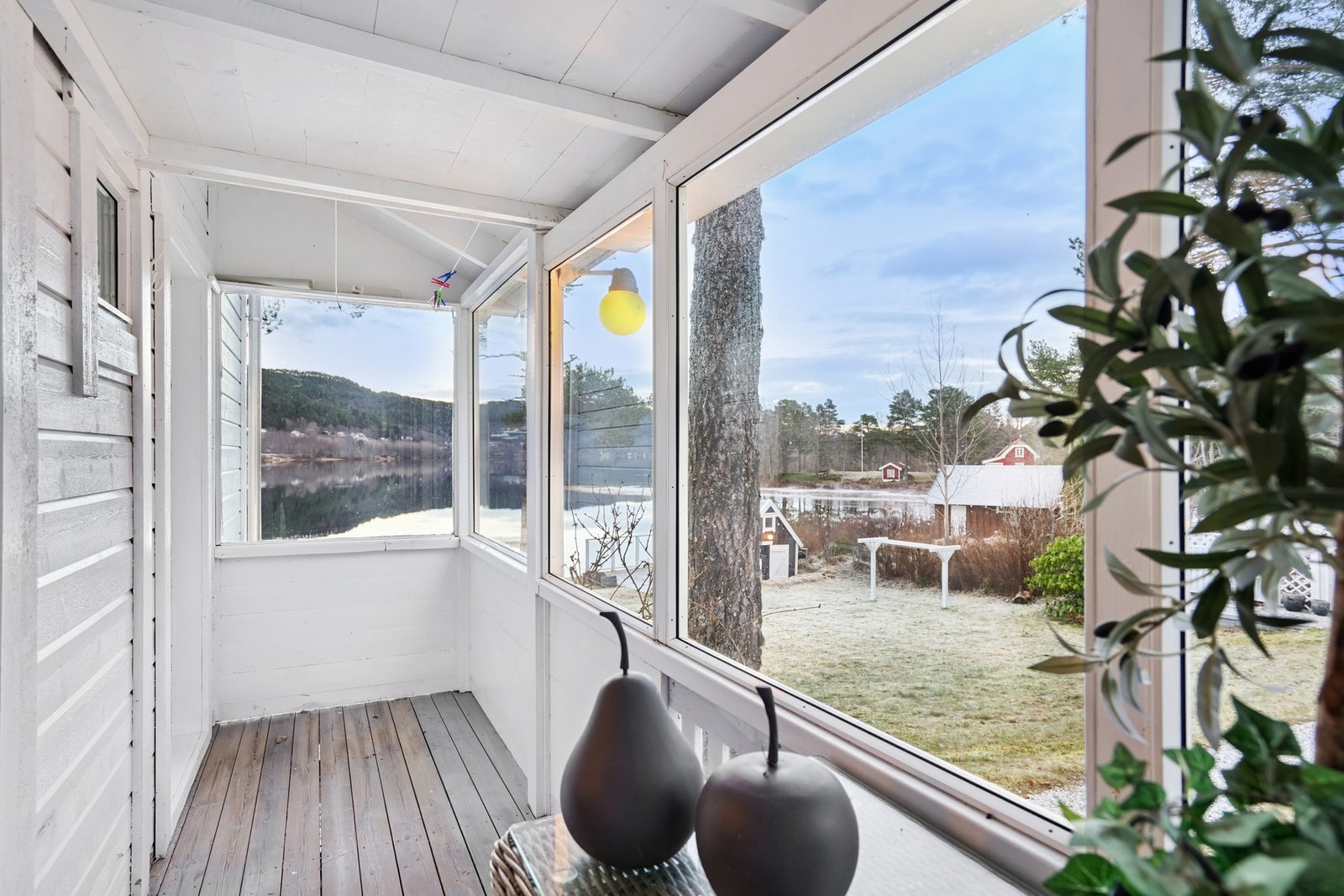 Mot øst er det glass mellom rekkverk og tak, perfekt når man ønsker ly for været. Galleribilde