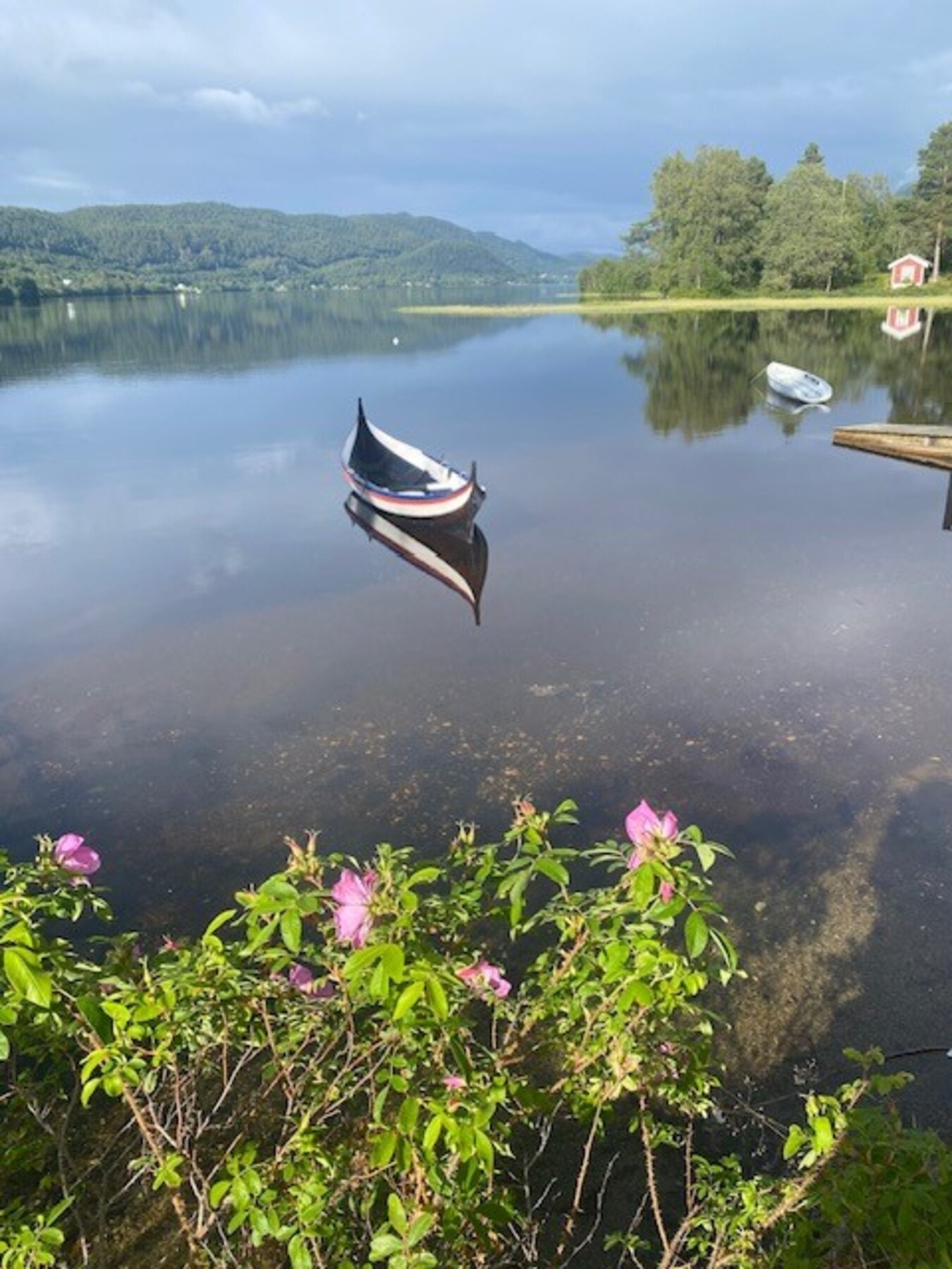 Eiendommen har vært i familiens eie i 100 år. Her kan du fiske fra egen båt i de vakreste omgivelser. Galleribilde