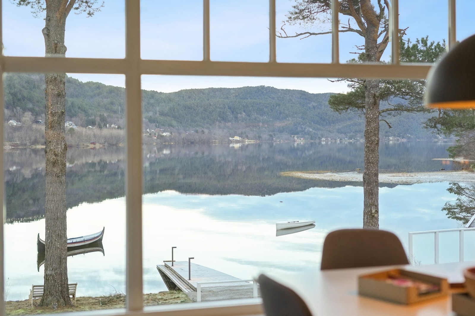 - og Brusdalsvannet speiler dagen. Galleribilde