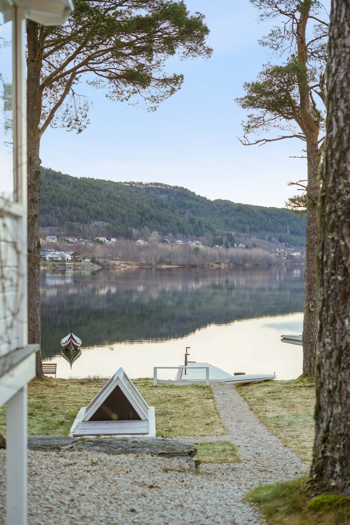 Sjeldent vakker beliggenhet - rett ved vannkanten. Galleribilde