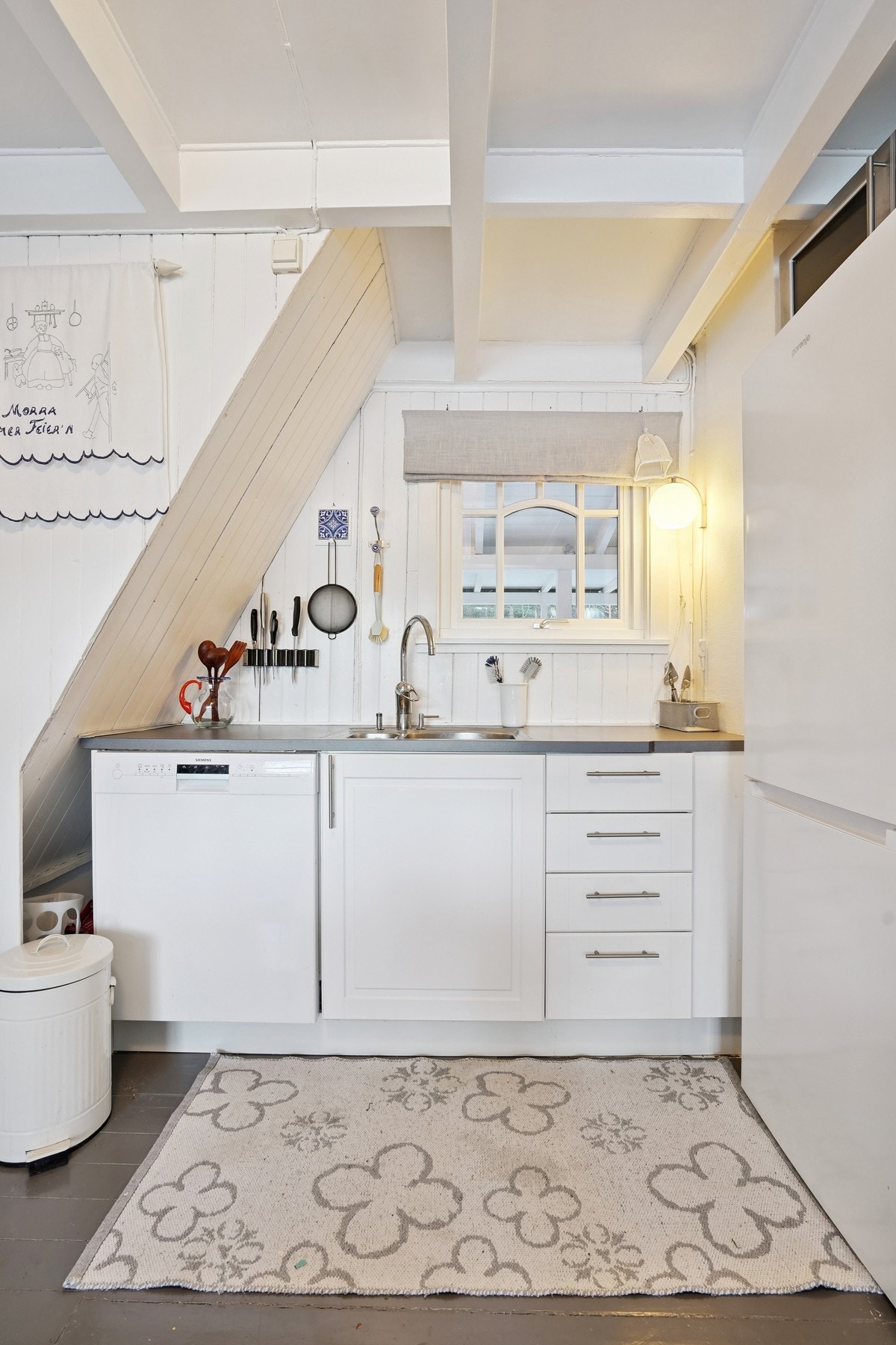 Det er hvitevarer som oppvaskmaskin, kjøl/fryseskap - Galleribilde