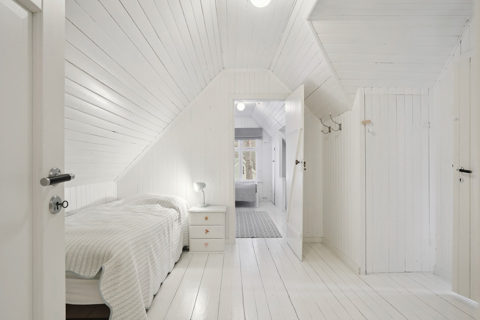 Soverom nr. 2 er luftig med plass til enkeltseng og nattbord. Galleribilde