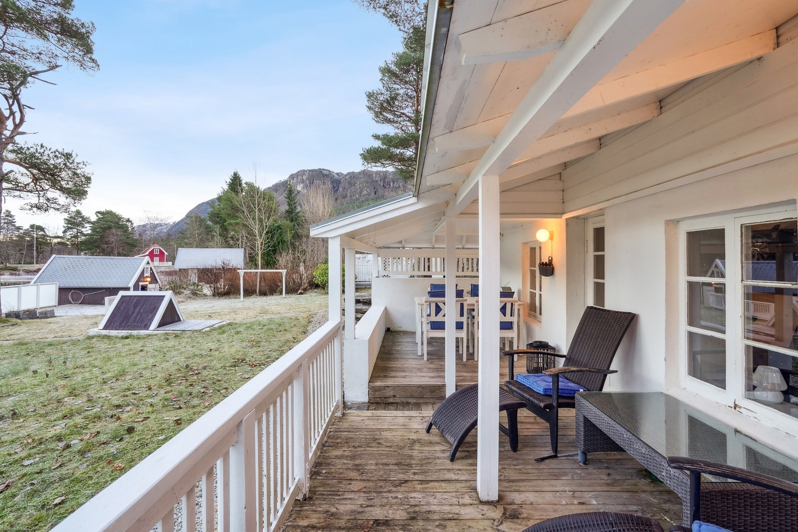 - lett tilgang til en overbygd og delvis overbygd terrasse mot nord på ca. 15 kvm. Galleribilde