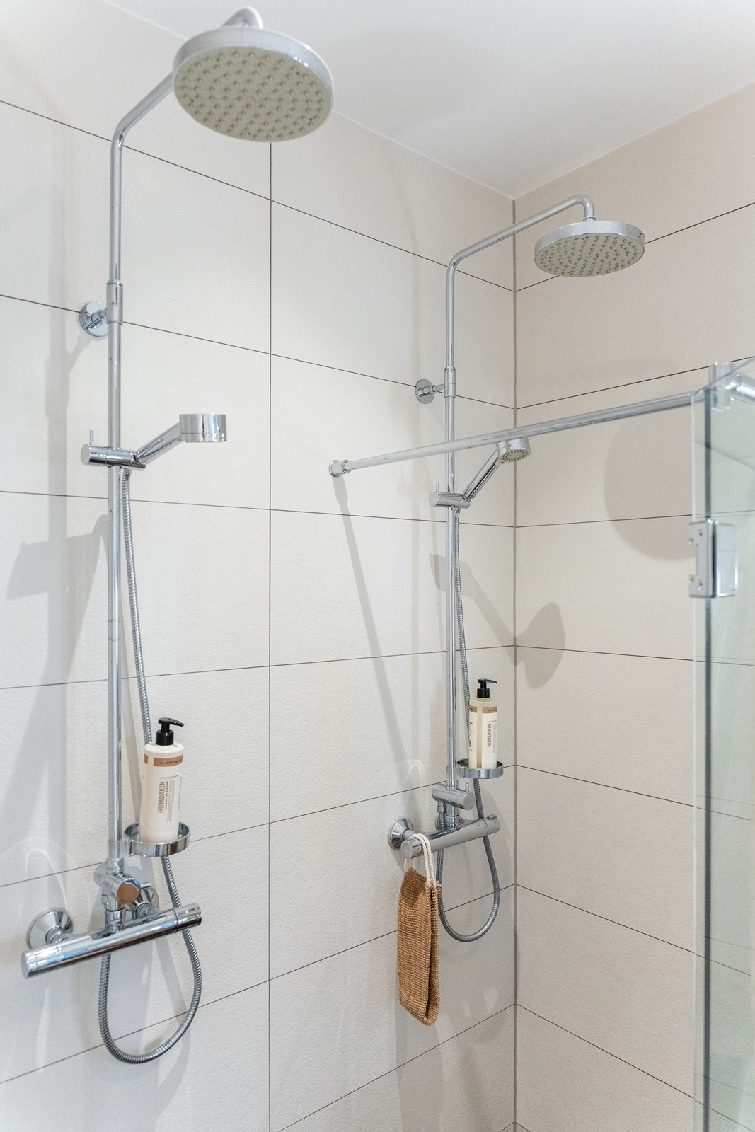 Dobbel dusj i badet tilhørende foreldresoverommet Galleribilde