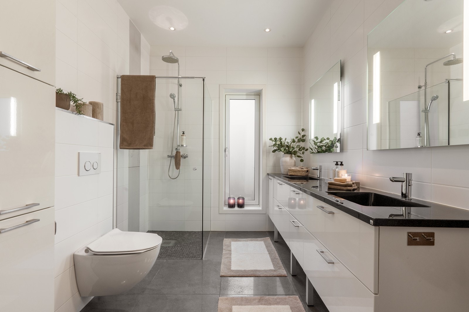 Lekkert bad i 2. etasje m/helstøpt doble vasker i polert stein Galleribilde