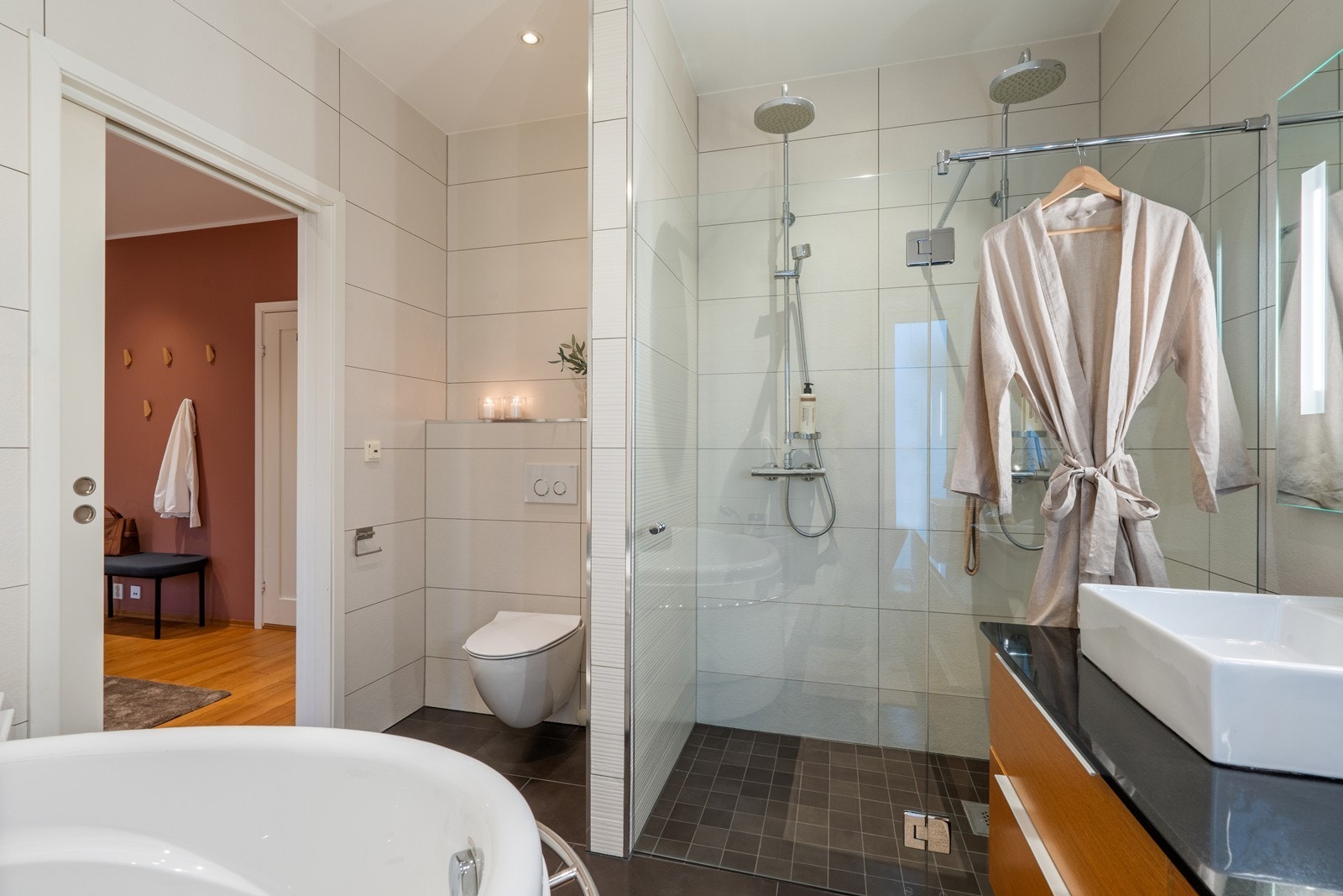 Privat bad m/dobbel dusj og boblebad Galleribilde