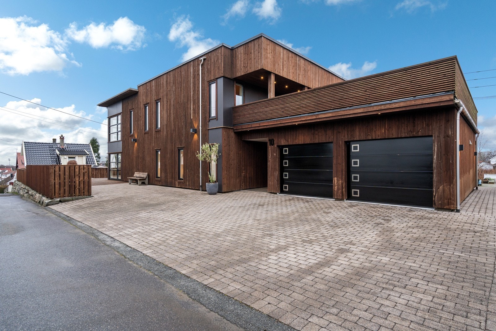 Fasade med gårdsplass. Alt er fiks ferdig. Galleribilde