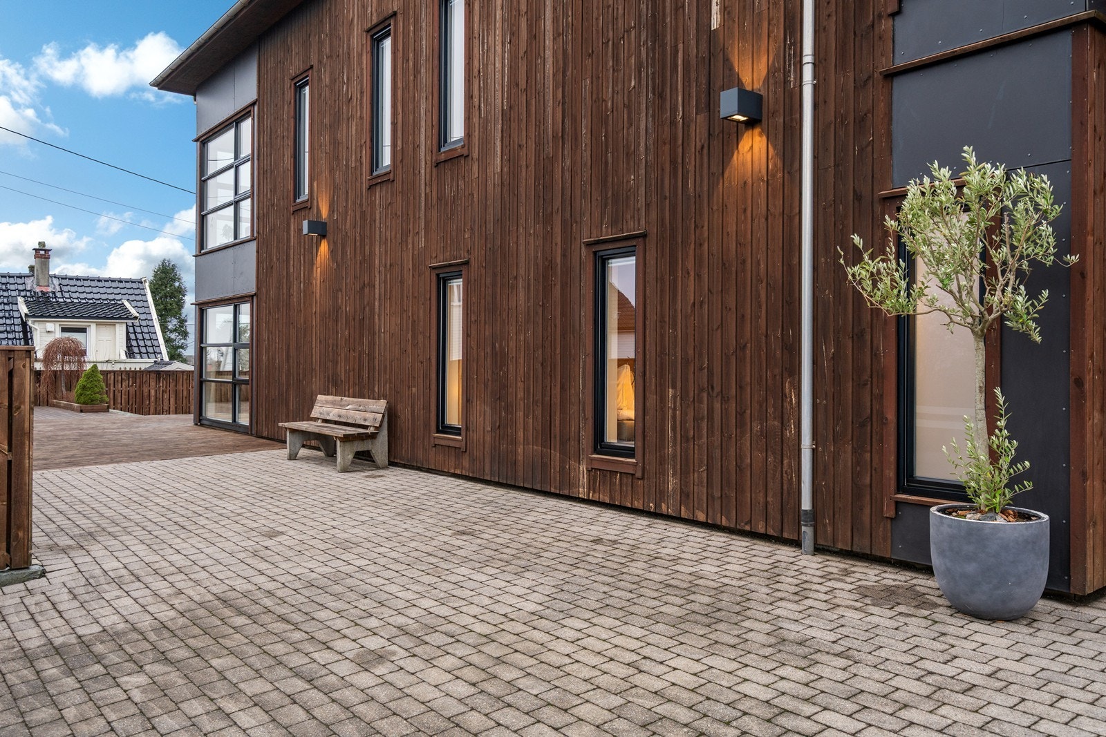Fin utebelysning rundt boligen Galleribilde