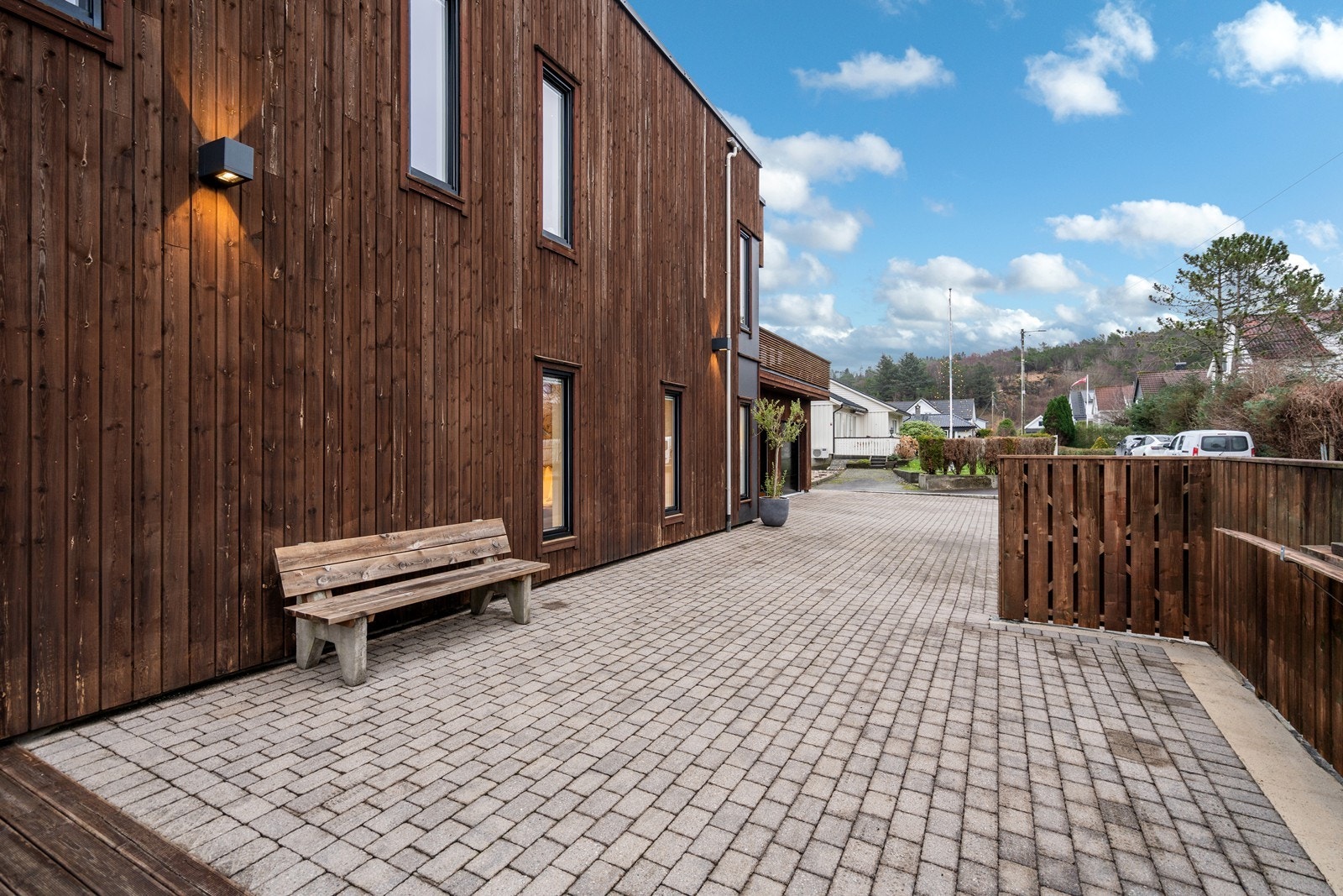 Del av hage og gårdsplass Galleribilde