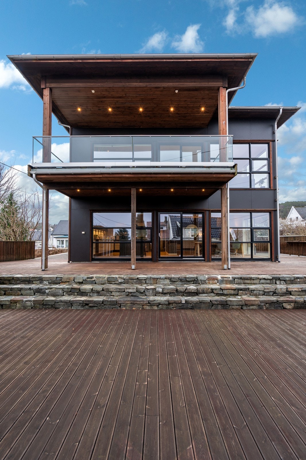 Fasade, overbygget terrasse/uteplass mot vest på begge plan Galleribilde