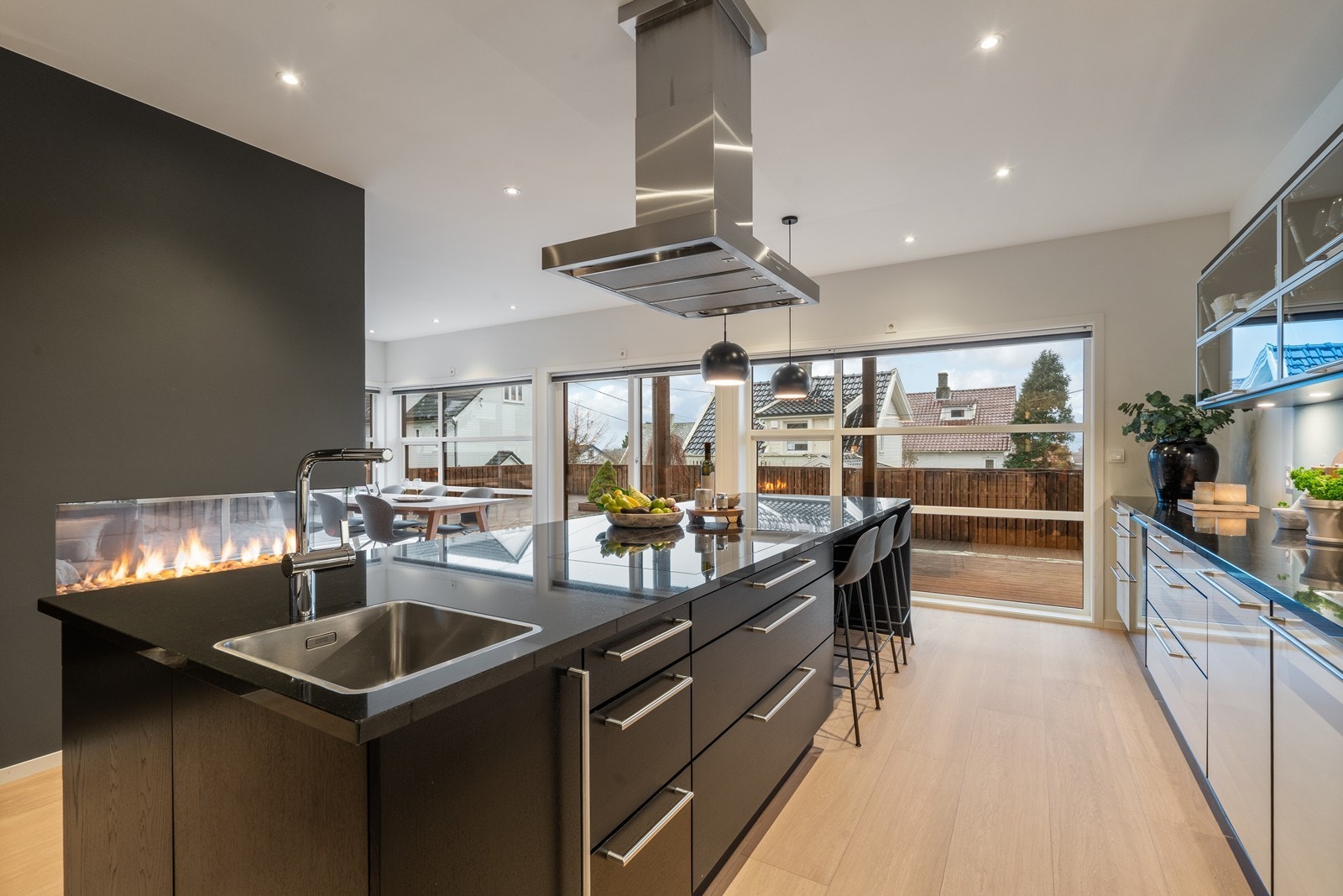 Utsnitt kjøkkenøy med ekstra planlimt vask. Galleribilde