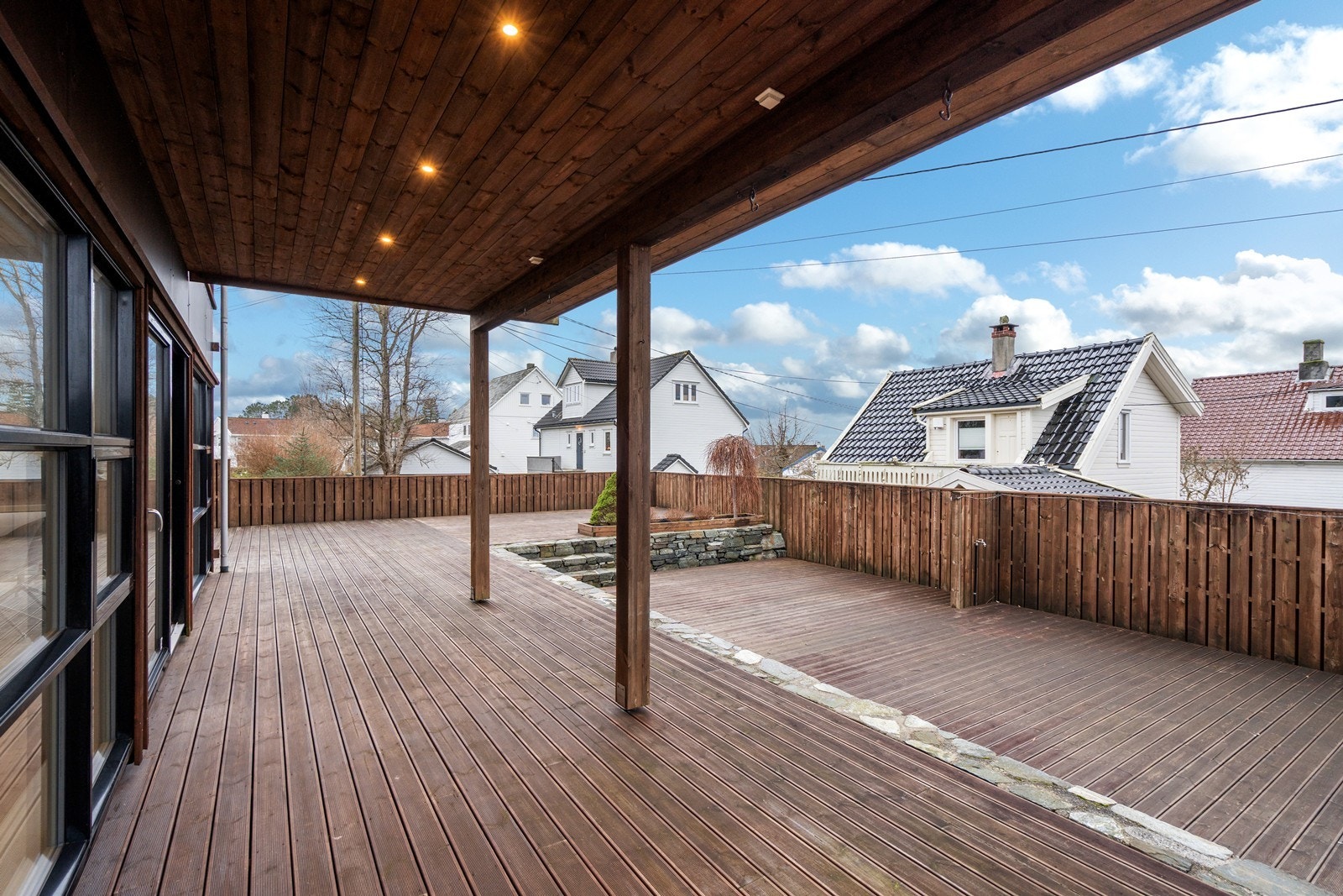 Usnitt hage og overbygget uteplass Galleribilde