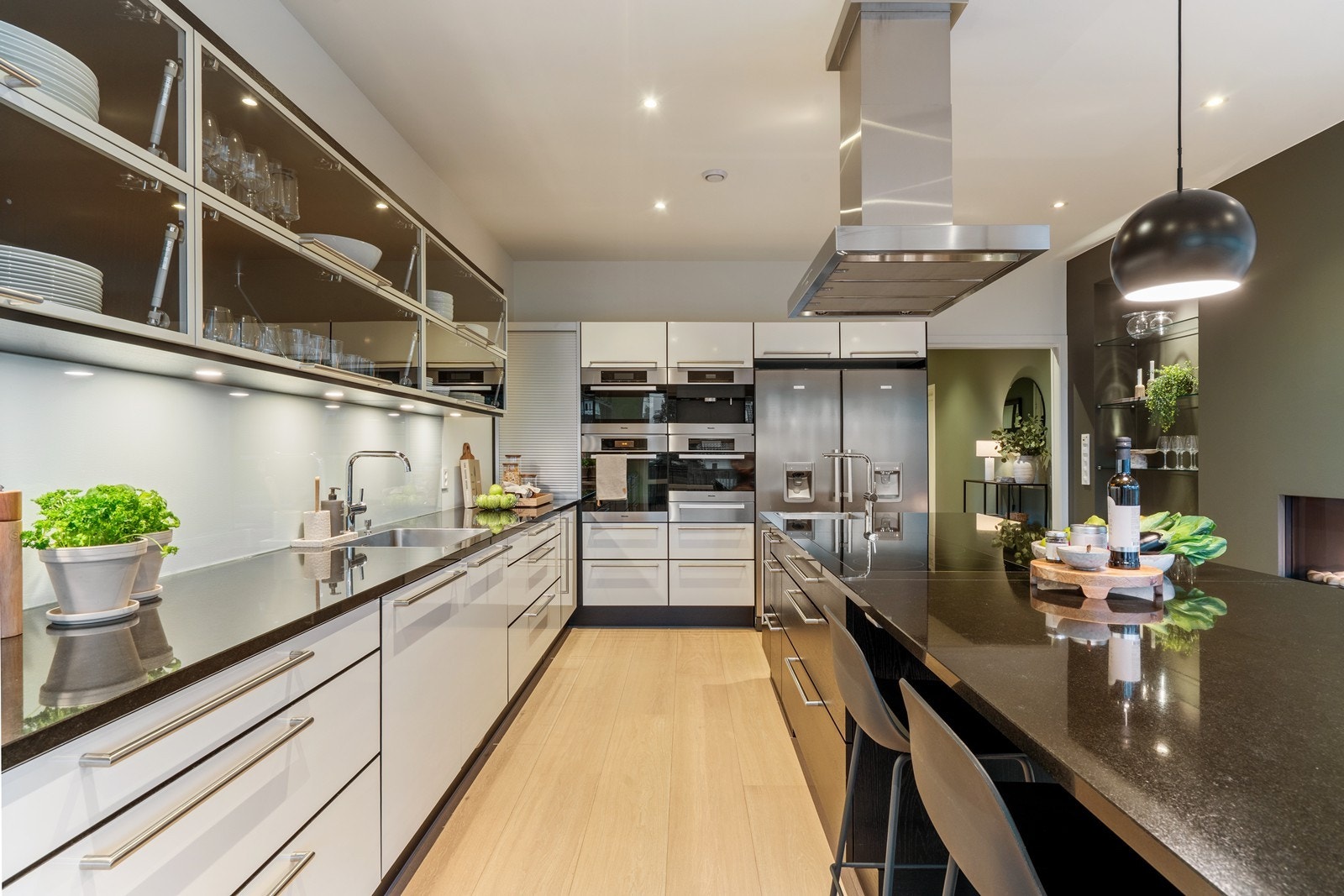 Miele-produkter i front, damp og kaffemaskin koblet til vann. I tillegg komfyr og microovn og varmeskuff med mange funksjoner Galleribilde