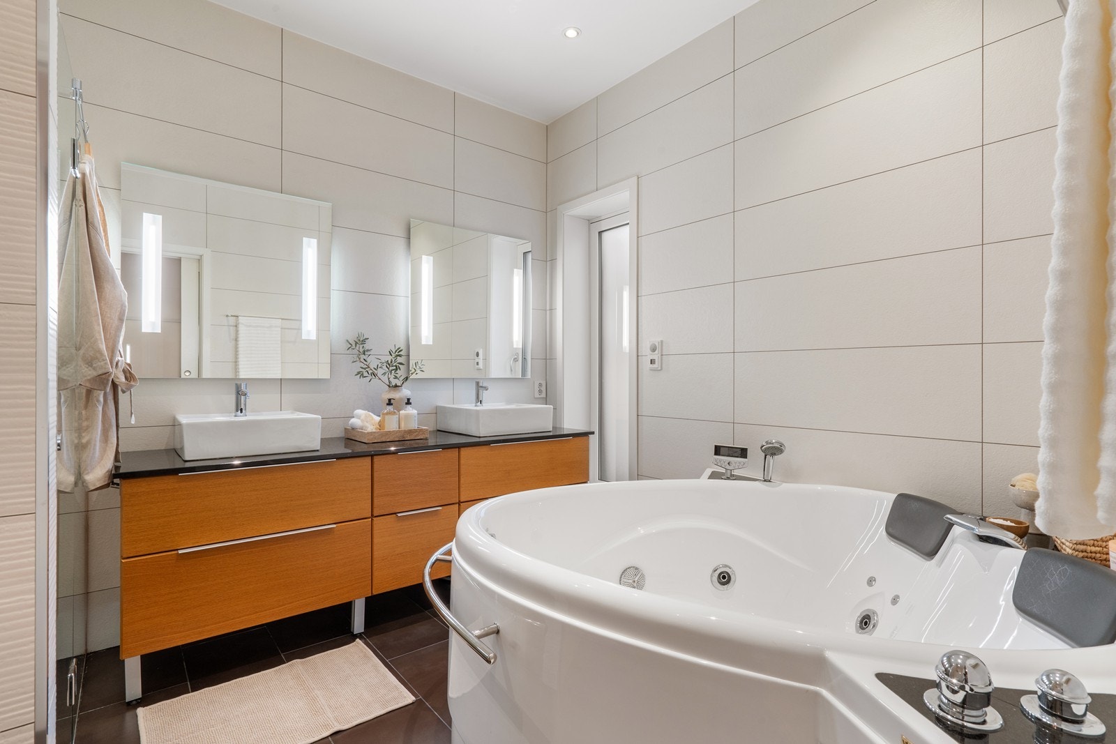 Boblebad og dobbel vask med polert steinplate Galleribilde