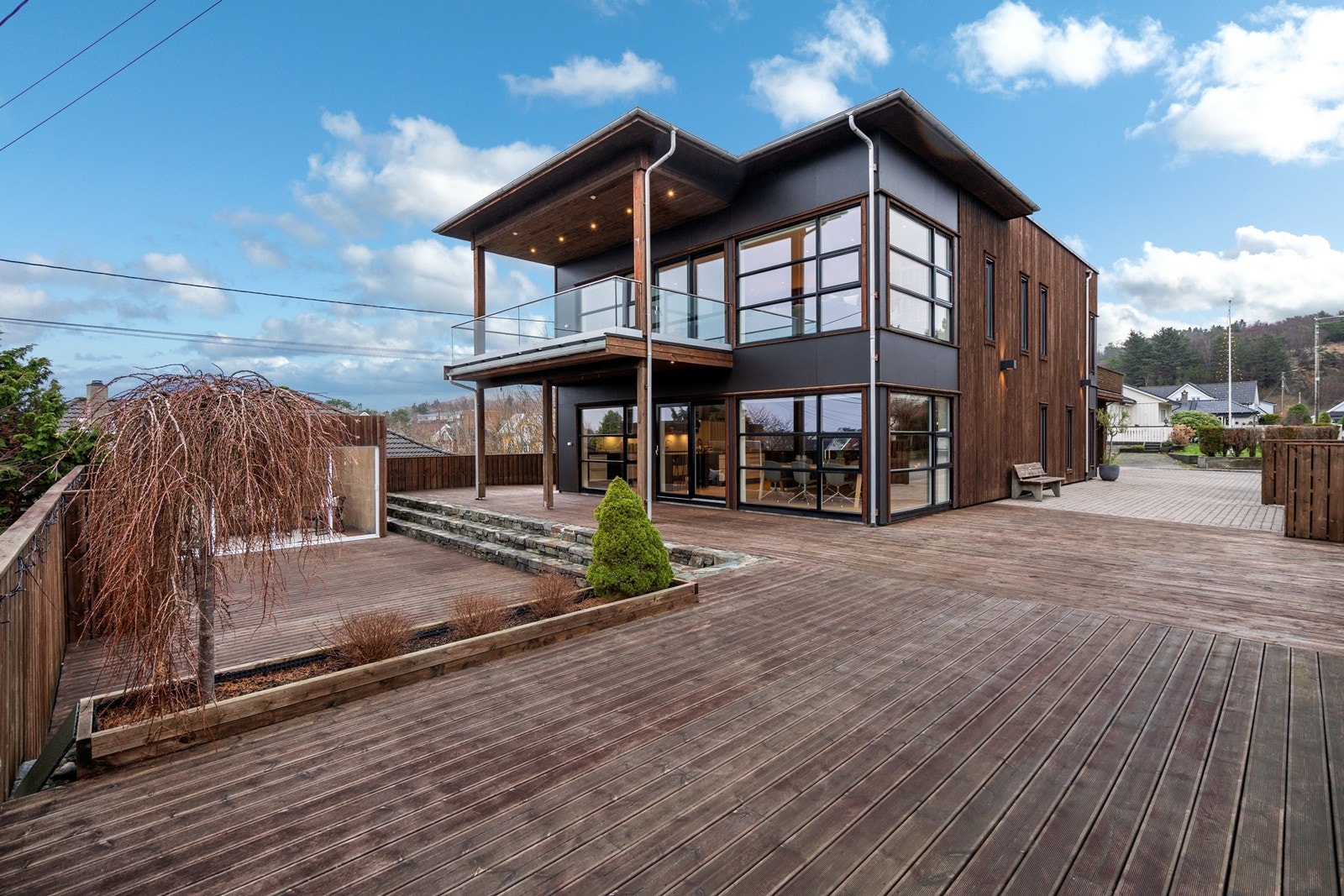 Fasade med Hage Galleribilde