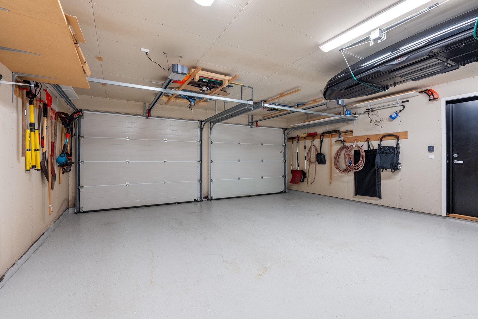 Doble porter med automatiske portåpnere m/dør til svalgang og dør inn til bolig Galleribilde