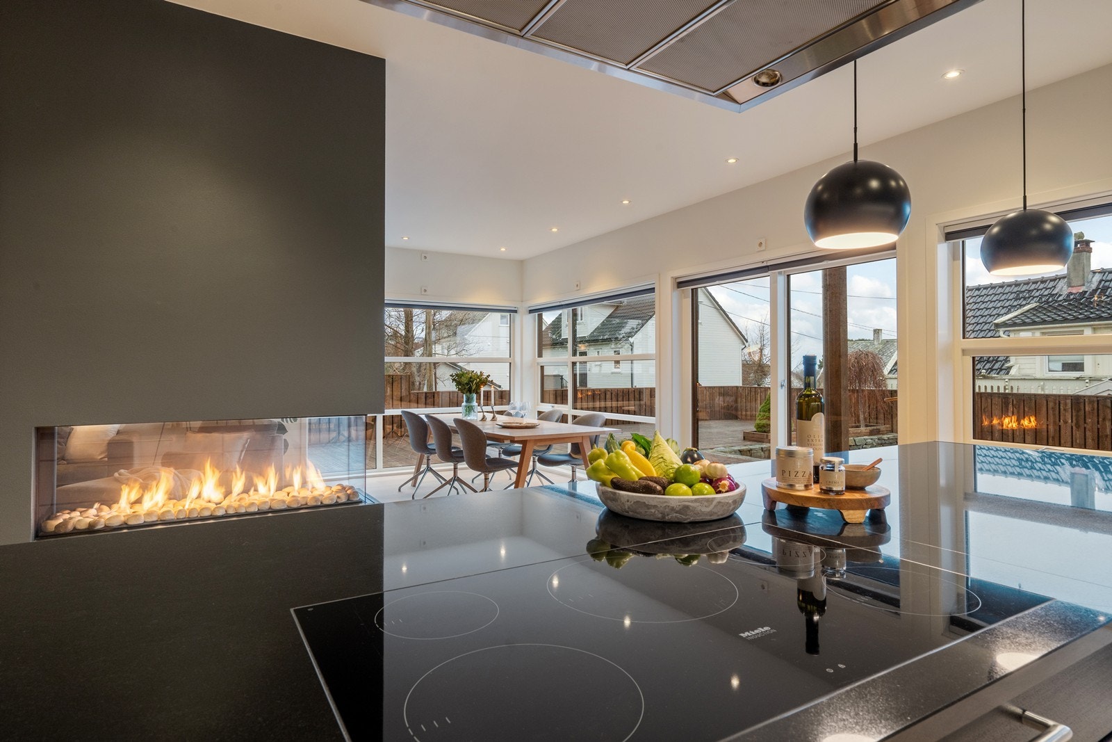 Dekorativ gasspeis (mest til pynt) som avdeler kjøkken og stue Galleribilde