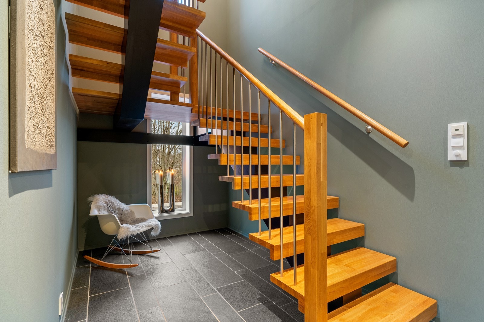 Solid eiketrapp til 2. etasje Galleribilde