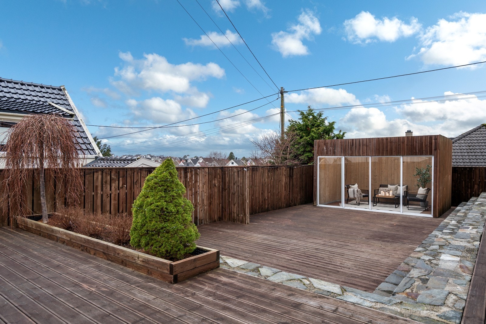 Sosial plass med uisolert utestue Galleribilde